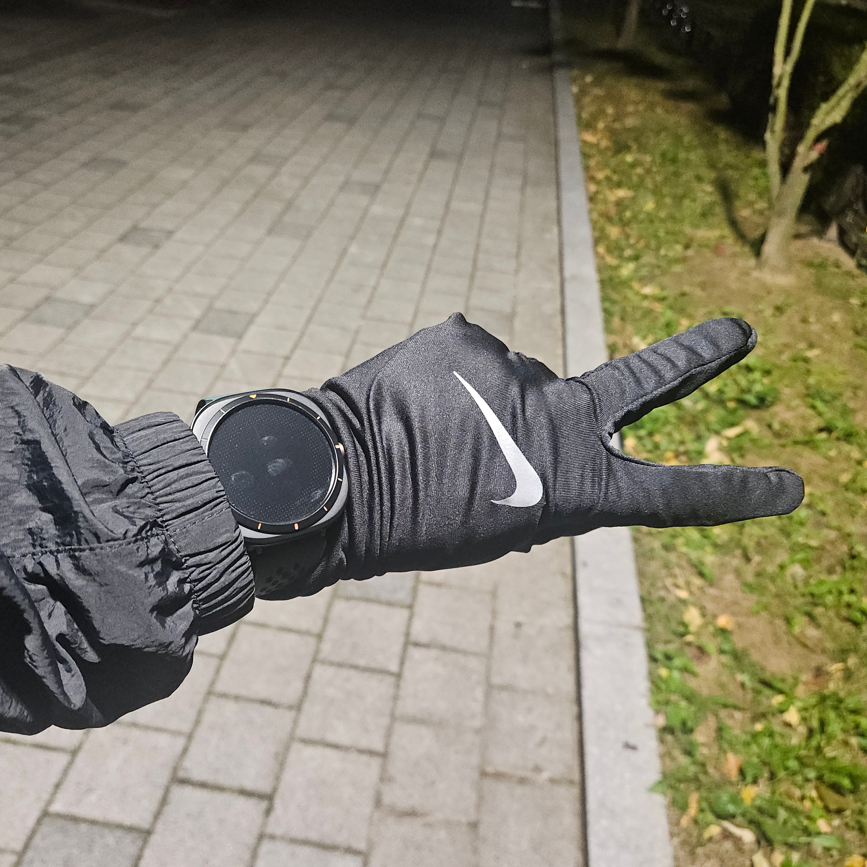 Nike Pacer Lightweight Running Gloves Black 착용 스타일