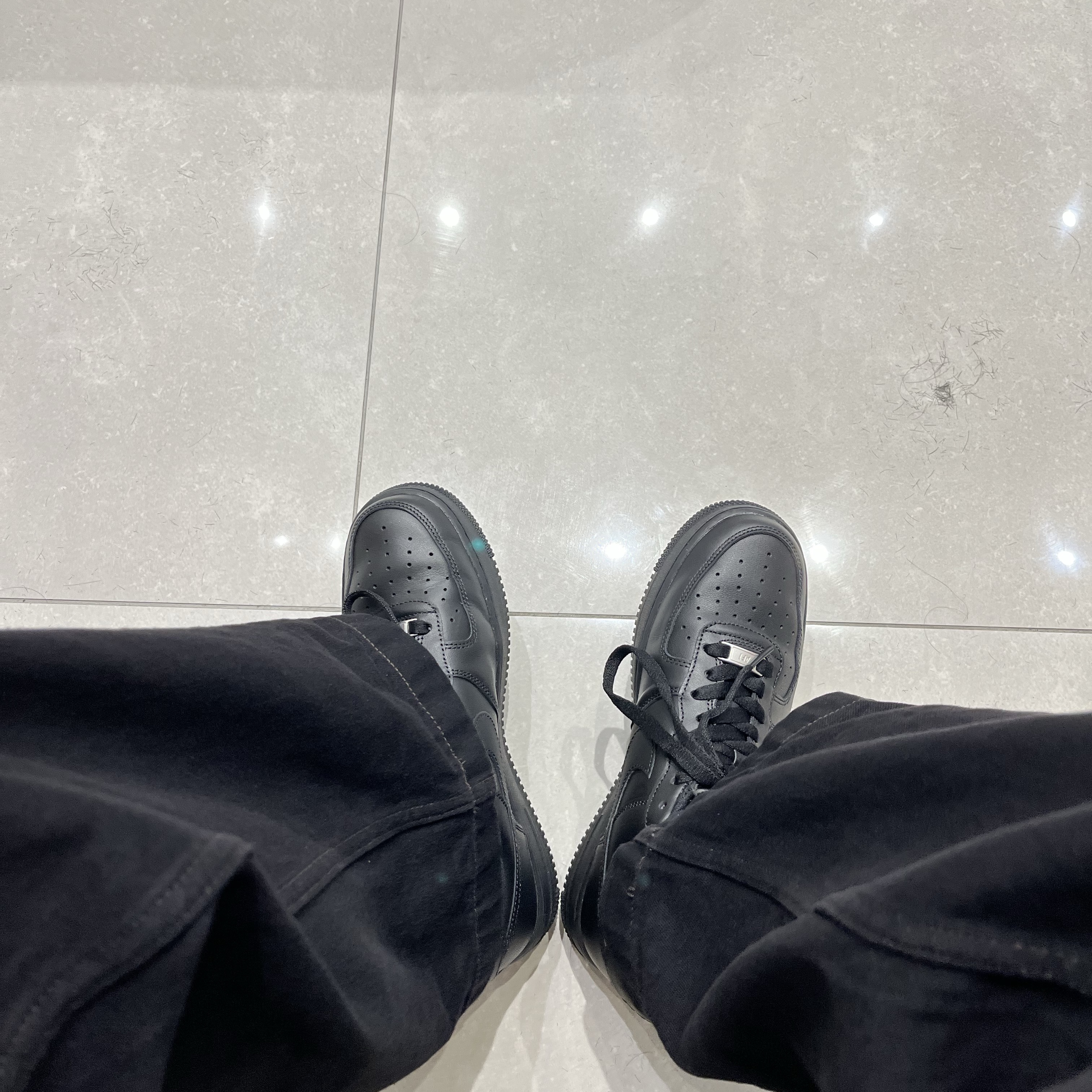 Nike Air Force 1 '07 Low Triple Black 착용 스타일 - 1