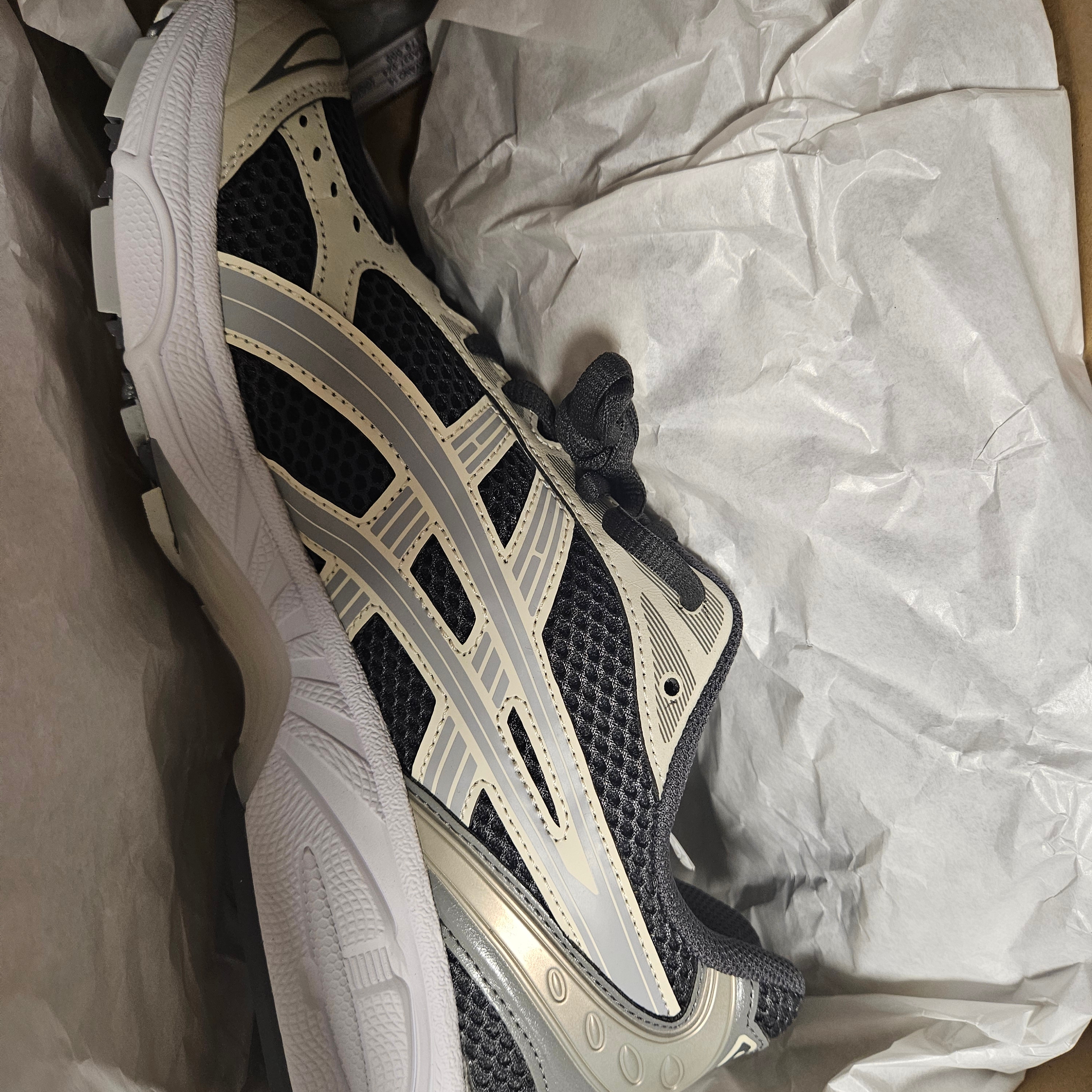 Asics Gel-Kayano 14 Obsidian Grey Cement Grey 착용 스타일
