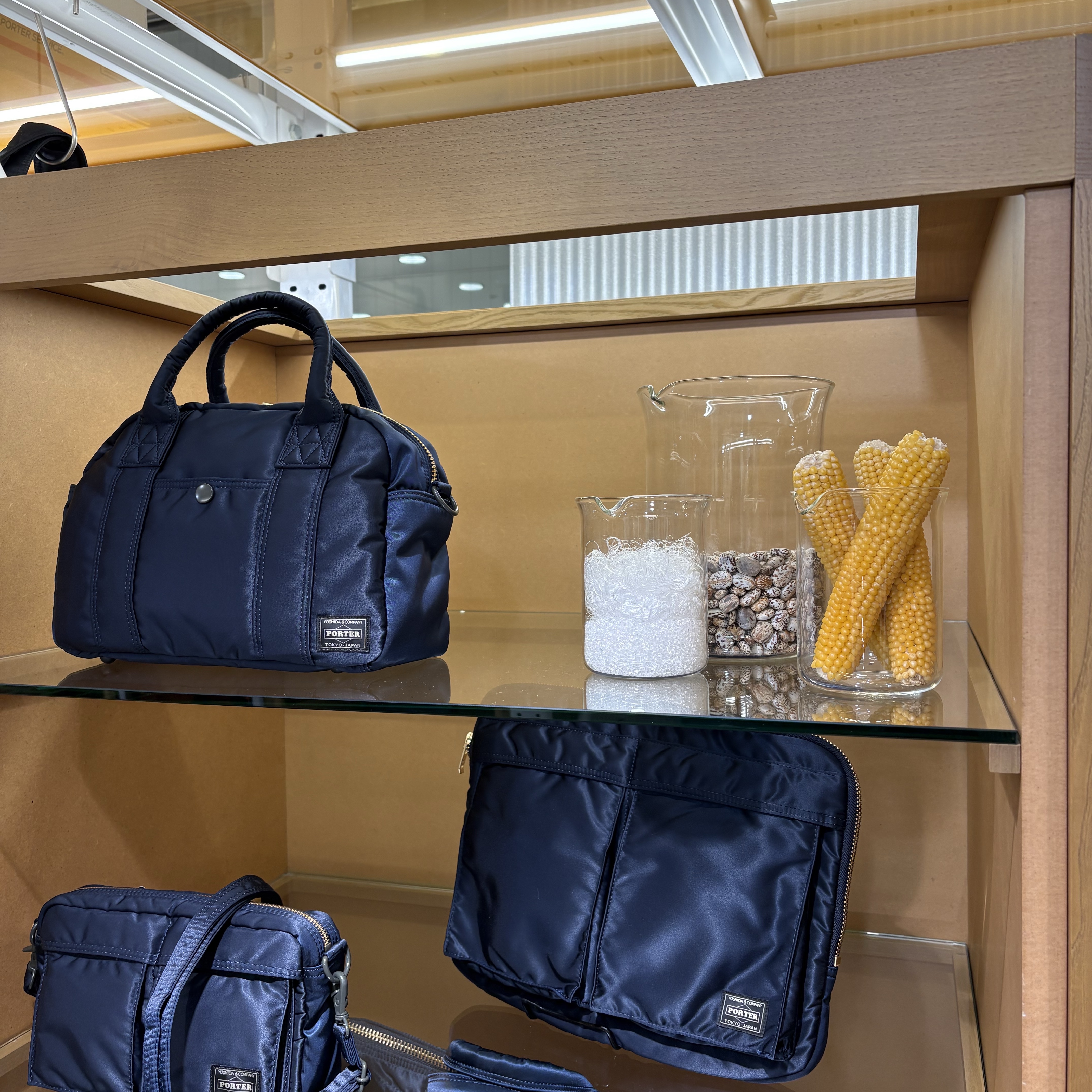 Porter Porterforce Shoulder Bag Black 착용 스타일 - 4