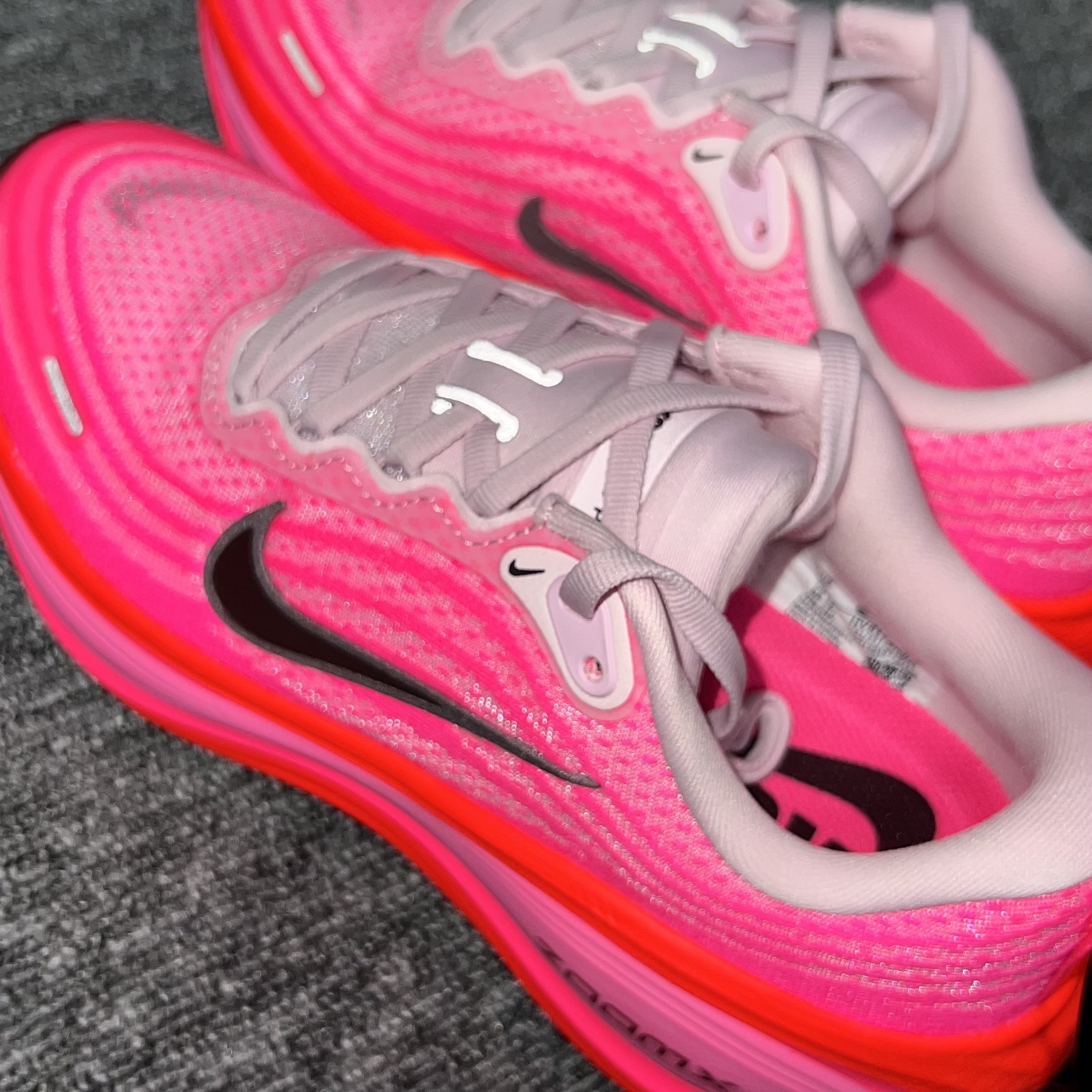 (W) Nike Vomero Plus Hyper Pink Bright Crimson 착용 스타일