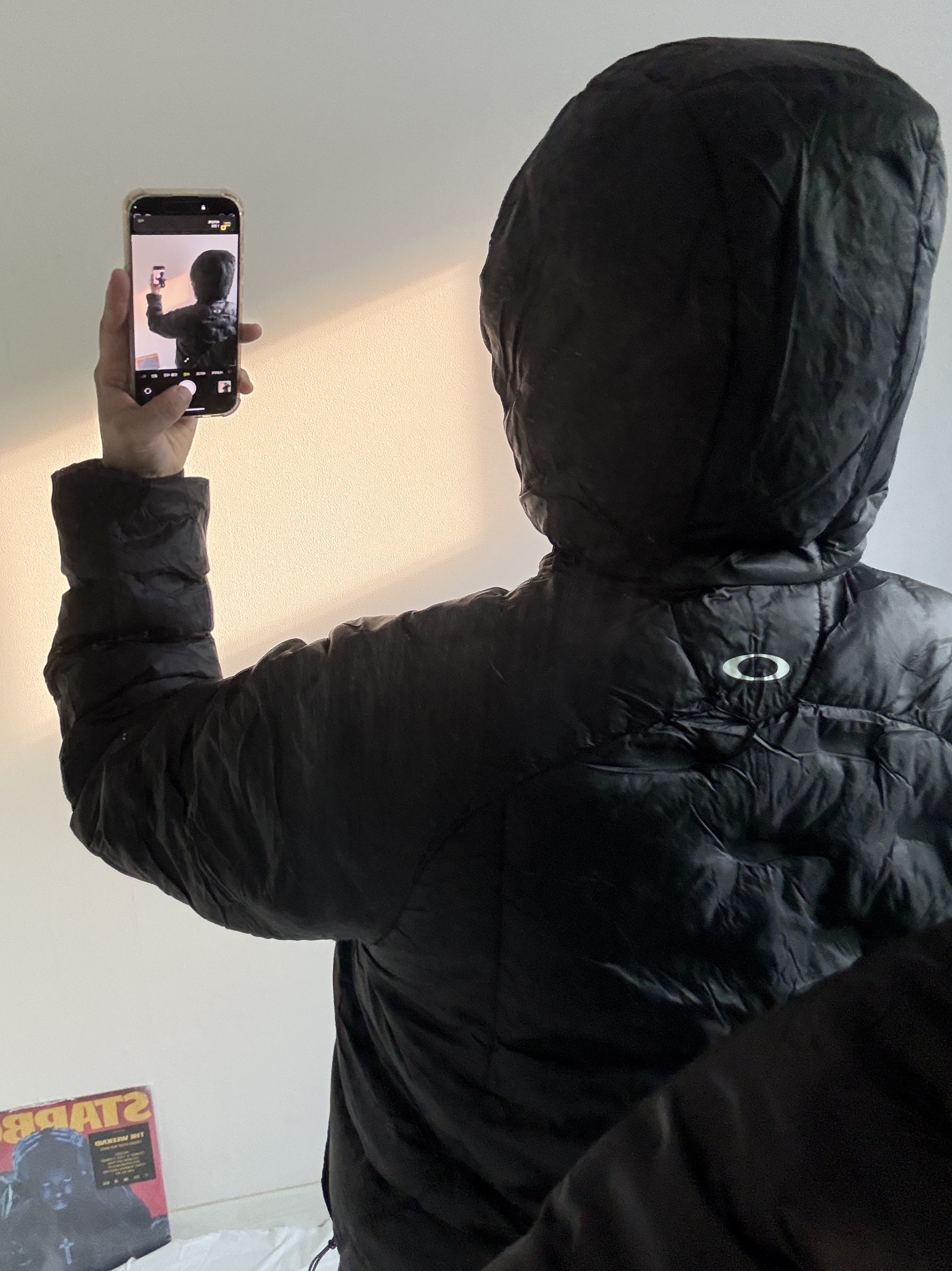 Oakley Drift O-Puff Jacket Blackout 착용 스타일 - 2
