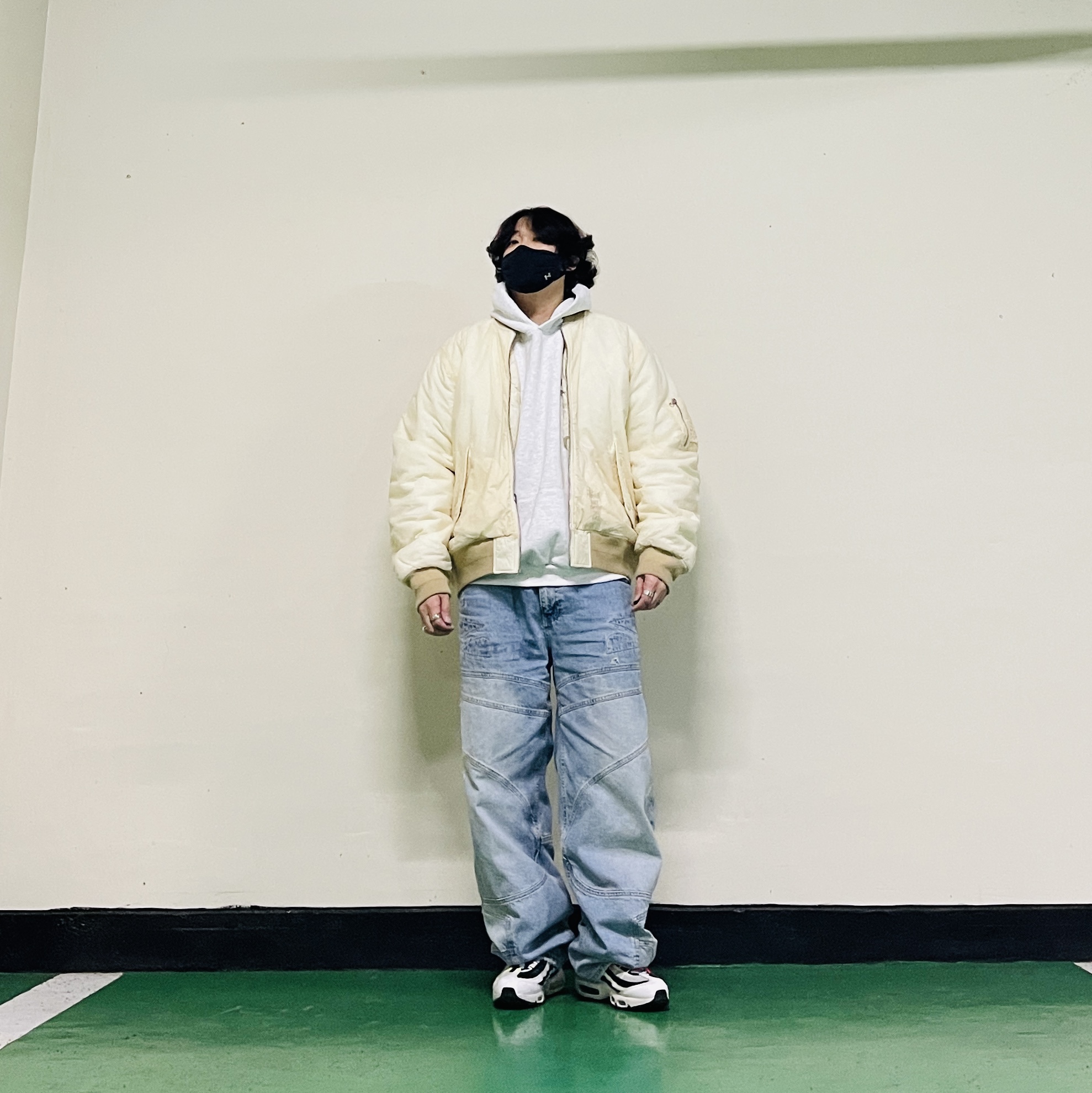 Stussy Waxed Built Bomber Jacket Cream, Nike Air Max 95 Greedy 2.0 착용 스타일 - 4