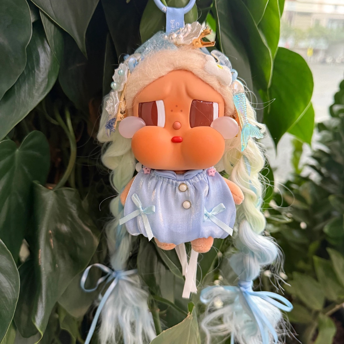 Pop Mart Crybaby Vacation Mode On Series Vinyl Plush Pendant Chilling on the Beach (Opened Case) 착용 스타일