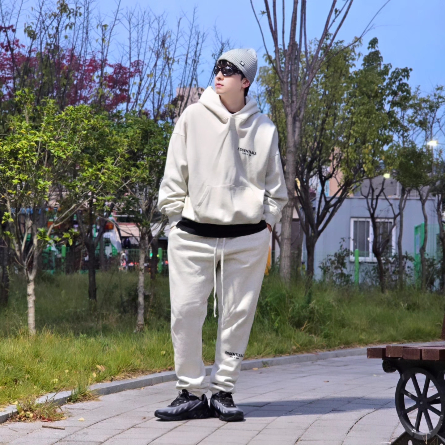 Nike SB Fisherman Beanie Dark Grey Heather, Essentials The Core Collection Hoodie Light Oatmeal 착용 스타일 - 5