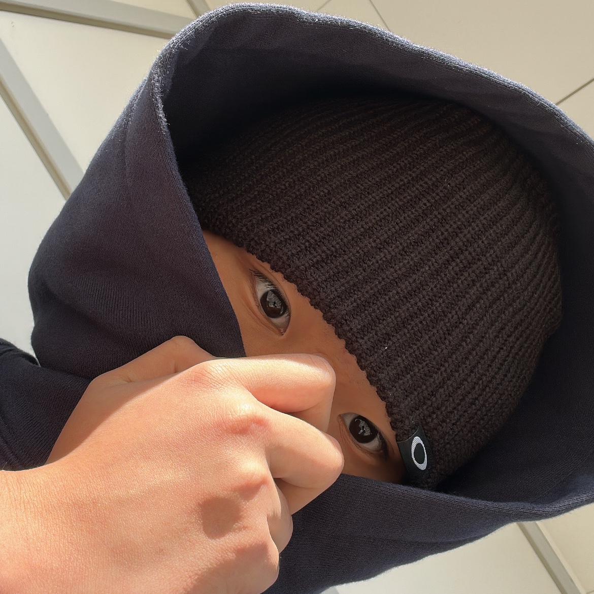 Oakley Session Beanie Blackout 착용 스타일
