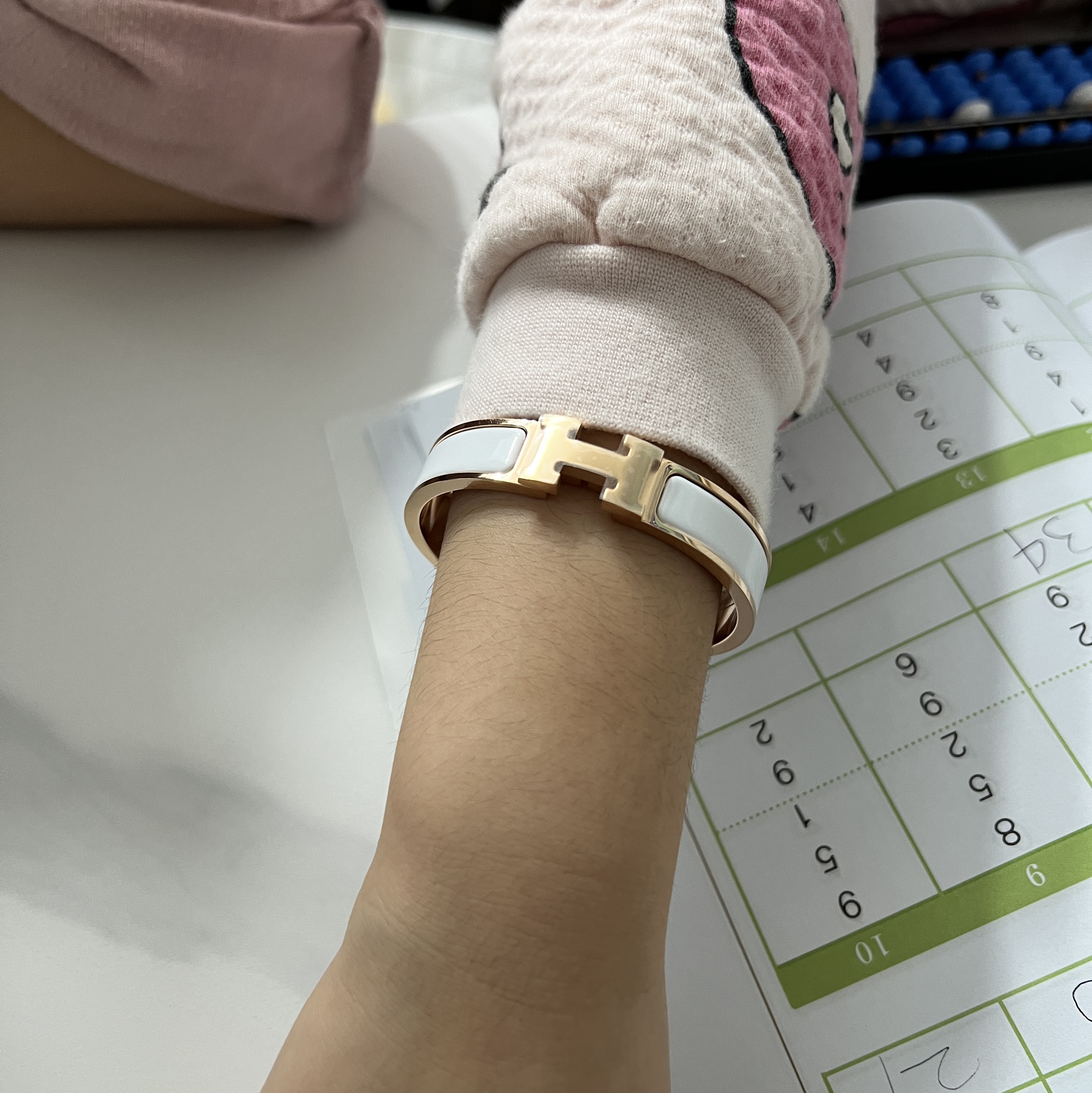 (W) Hermes Clic H Bracelet Rose Gold & Blanc 착용 스타일