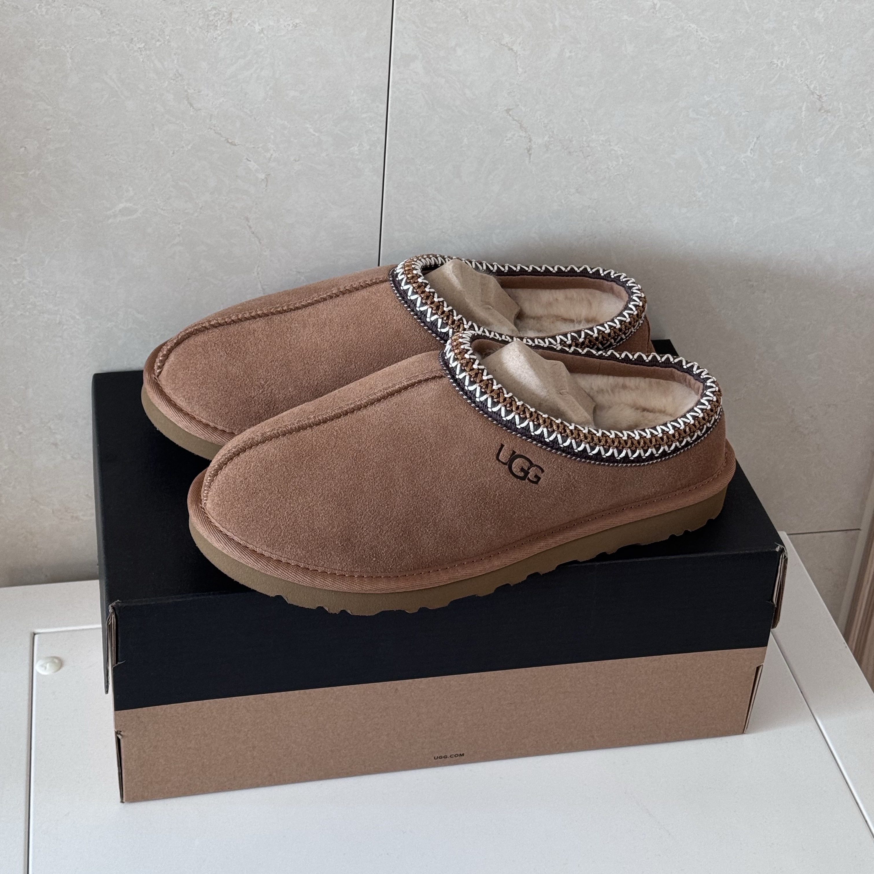 UGG Tasman II Slipper Chestnut 착용 스타일