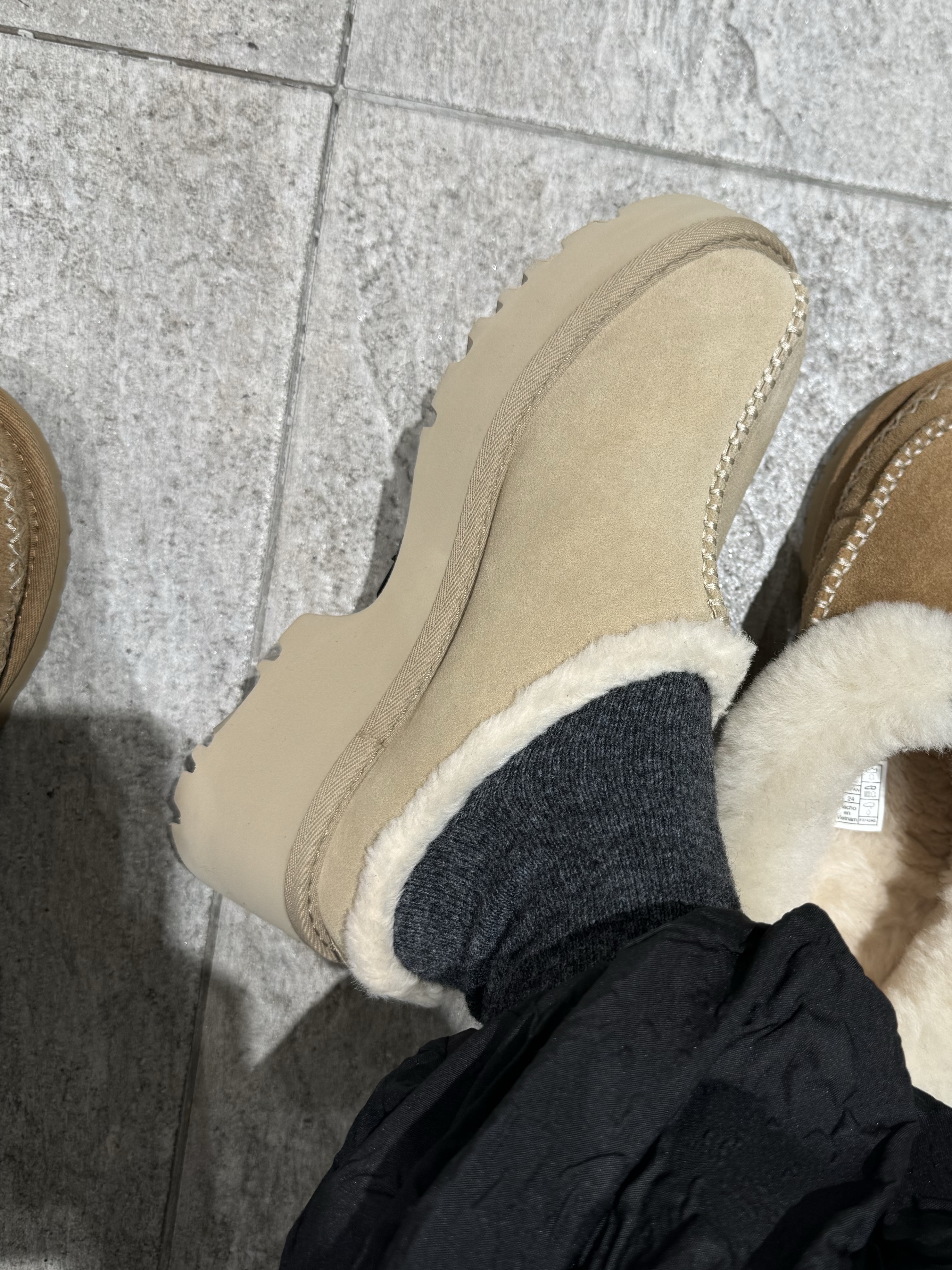 (W) UGG New Heights Cozy Clog Mustard Seed 착용 스타일 - 5