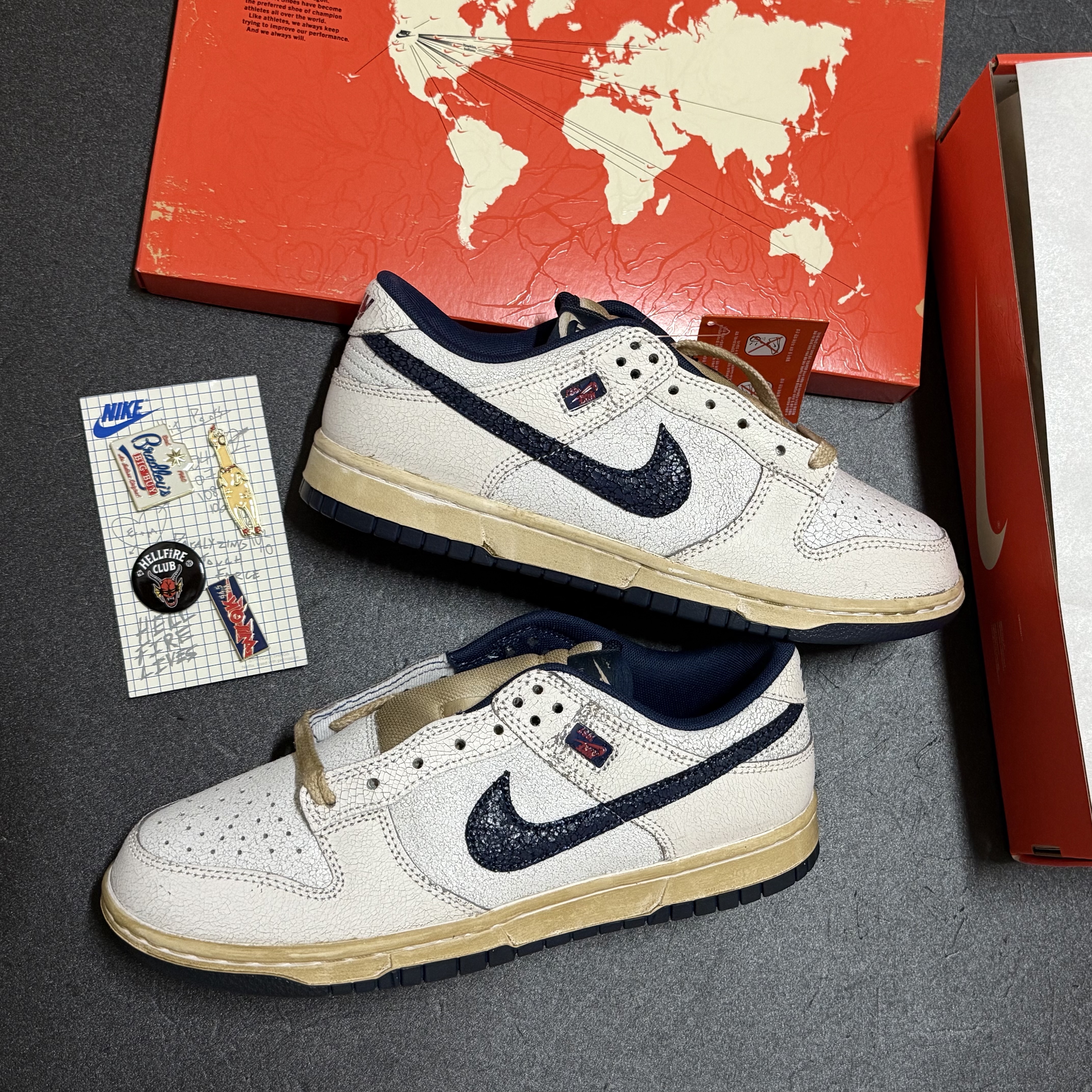 Nike x Stranger Things Dunk Low Phantom and Midnight Navy 착용 스타일 - 1