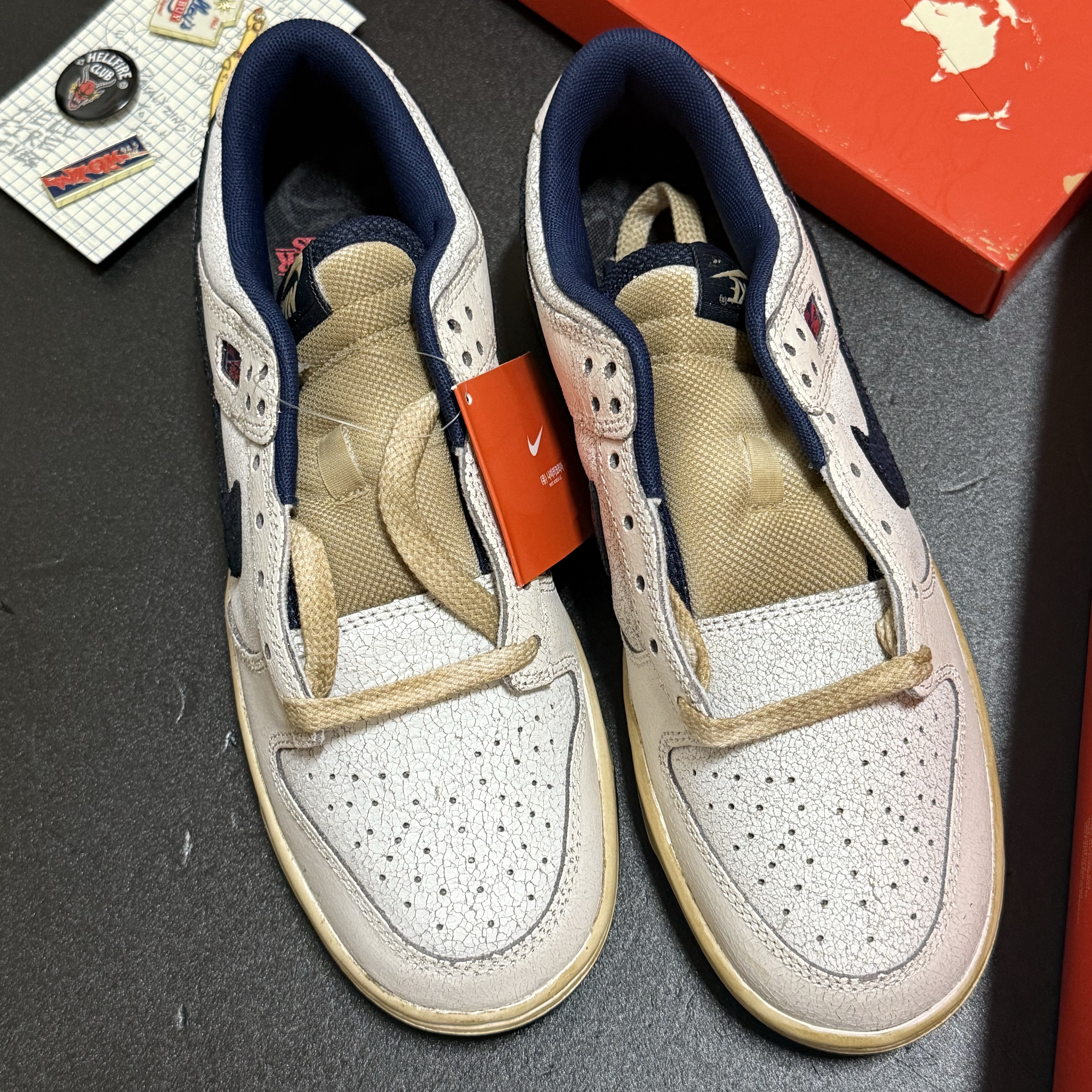 Nike x Stranger Things Dunk Low Phantom and Midnight Navy 착용 스타일 - 3