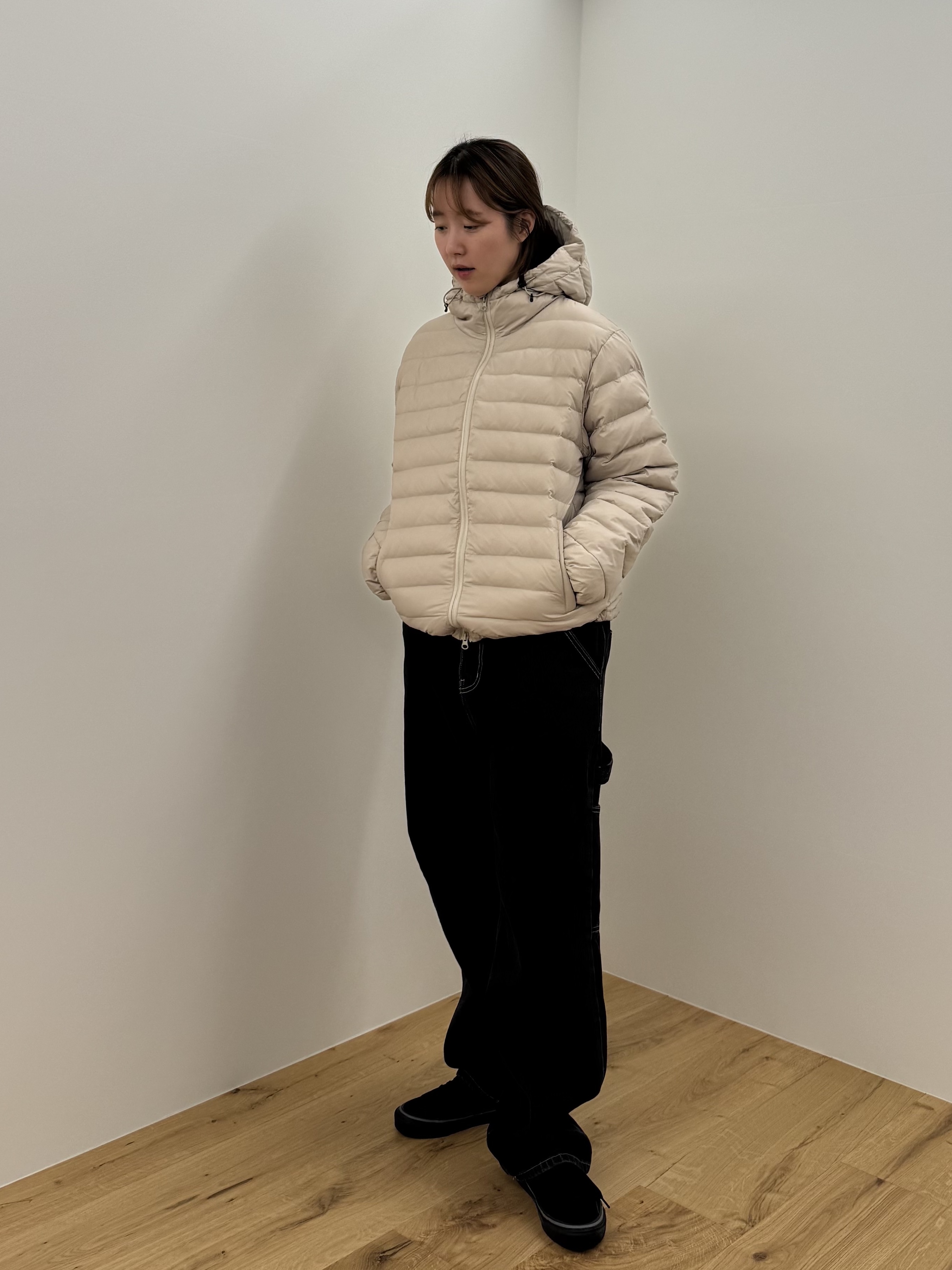 QT8 GARMENTS Duck Down Lightweight Jacket Light Beige, Vans x Neighborhood Sk8-Mid 83 DX Black 착용 스타일 - 2