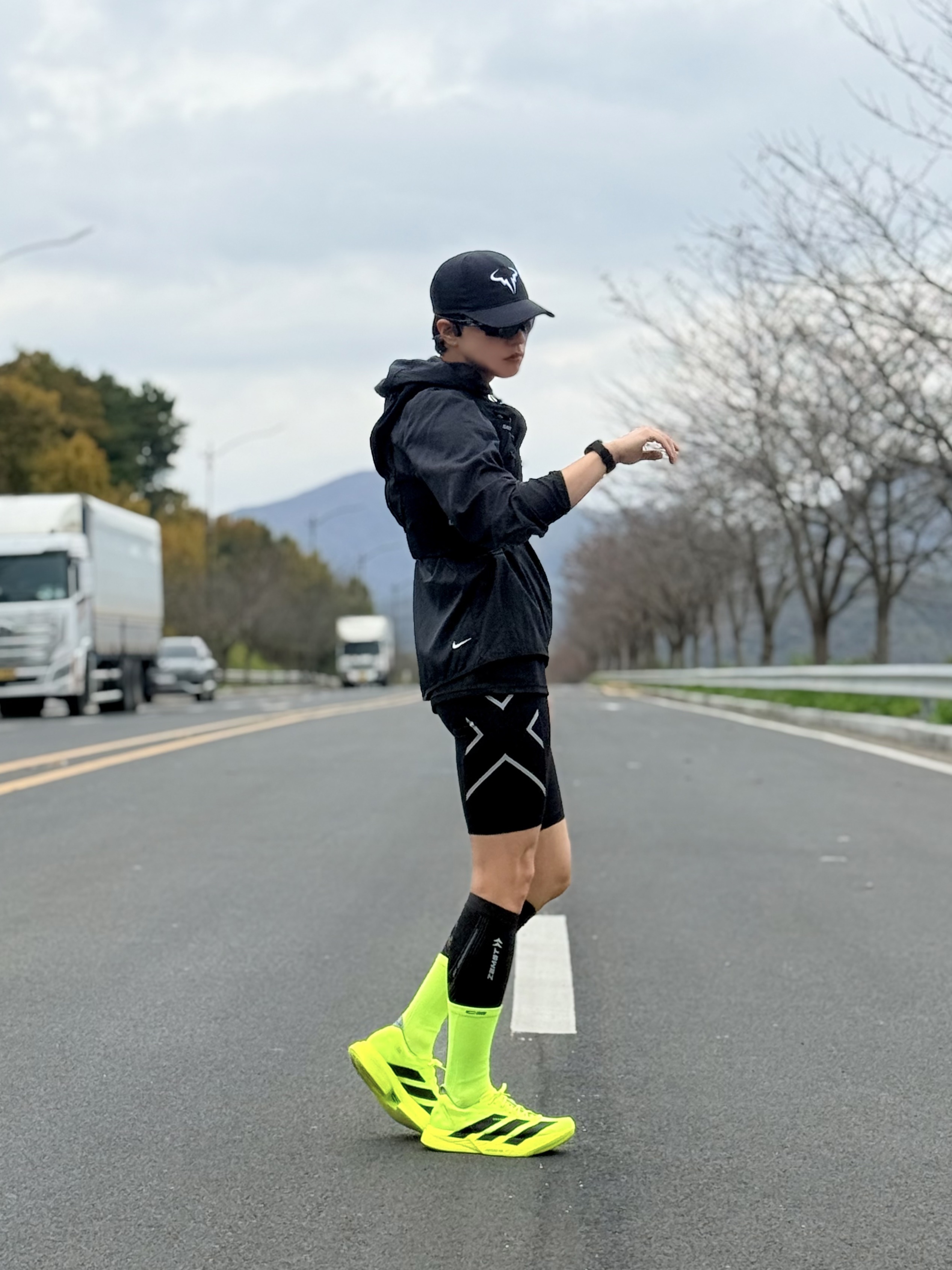 Adidas Adizero Adios Pro 4 Lucid Lemon Core Black, Oakley RadaLock Path Polished Black Frame Prizm Black Lenses Low Bridge Fit 착용 스타일 - 4