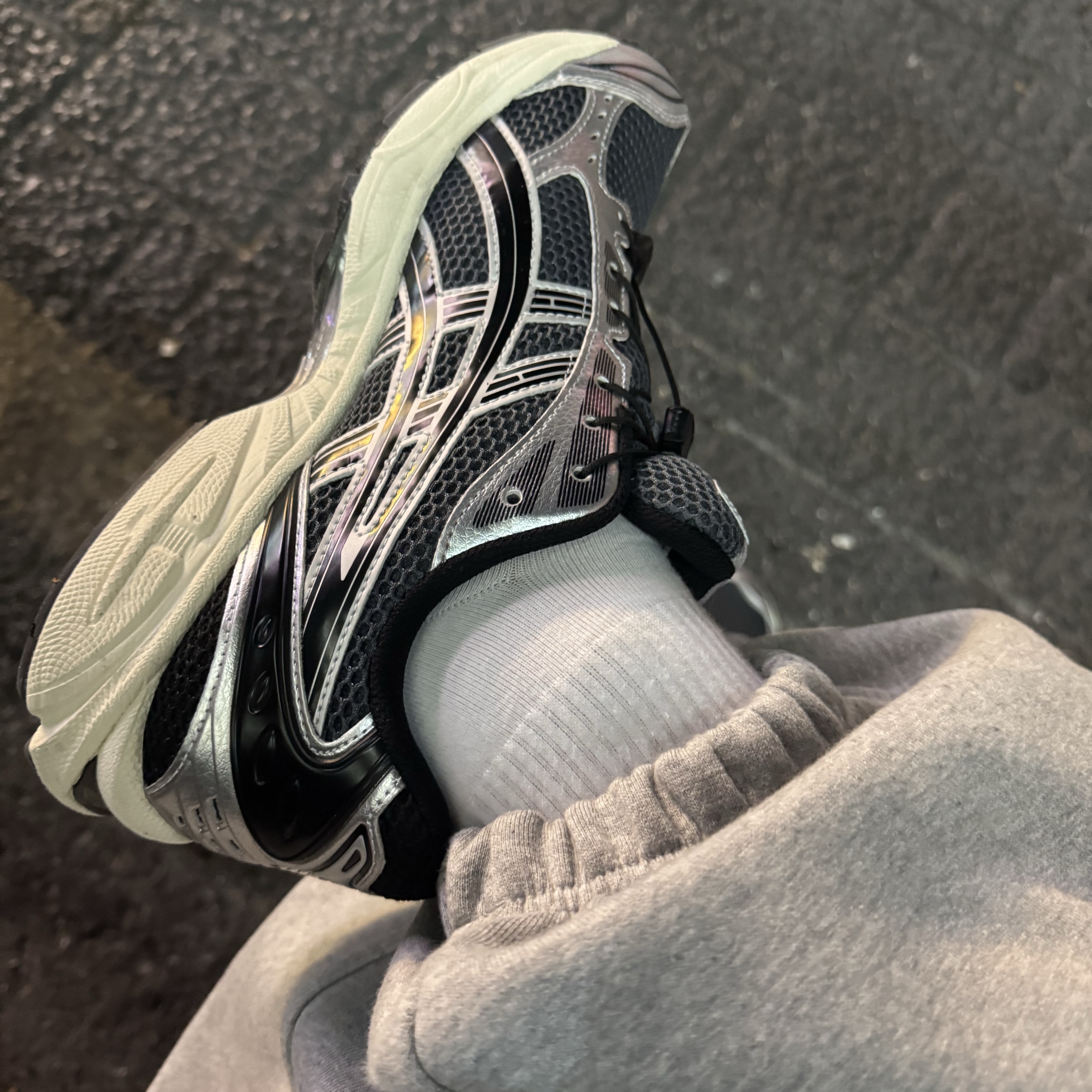 Asics Unlimited Gel-Kayano 14 Carrier Grey Black, Undermycar Mu.03 Anti Fxxking Logo Play Oversized Sweat Jogger Melange Gray 착용 스타일 - 2