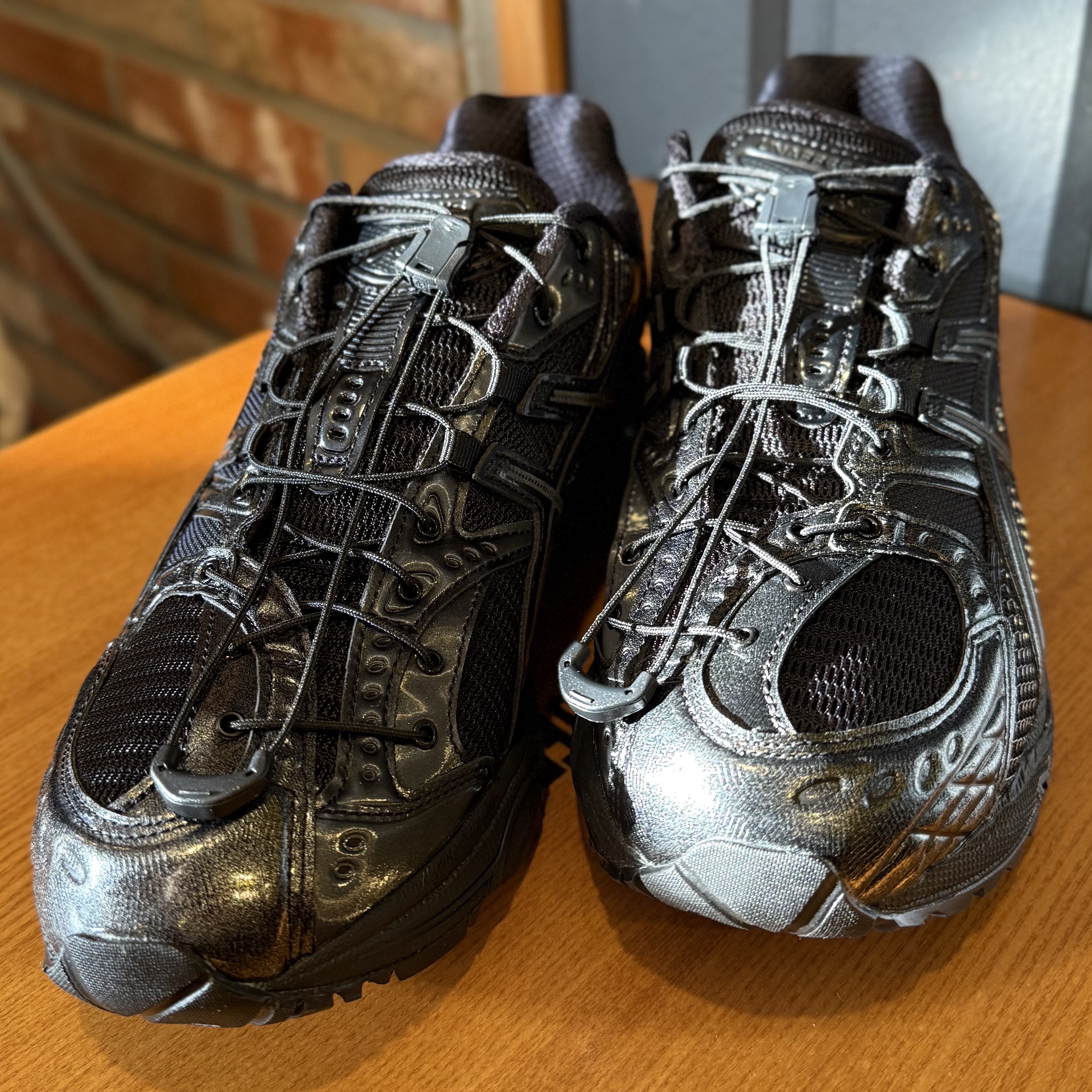 Asics x Unaffected Gel-Nimbus 10.1 Black Black 착용 스타일 - 2