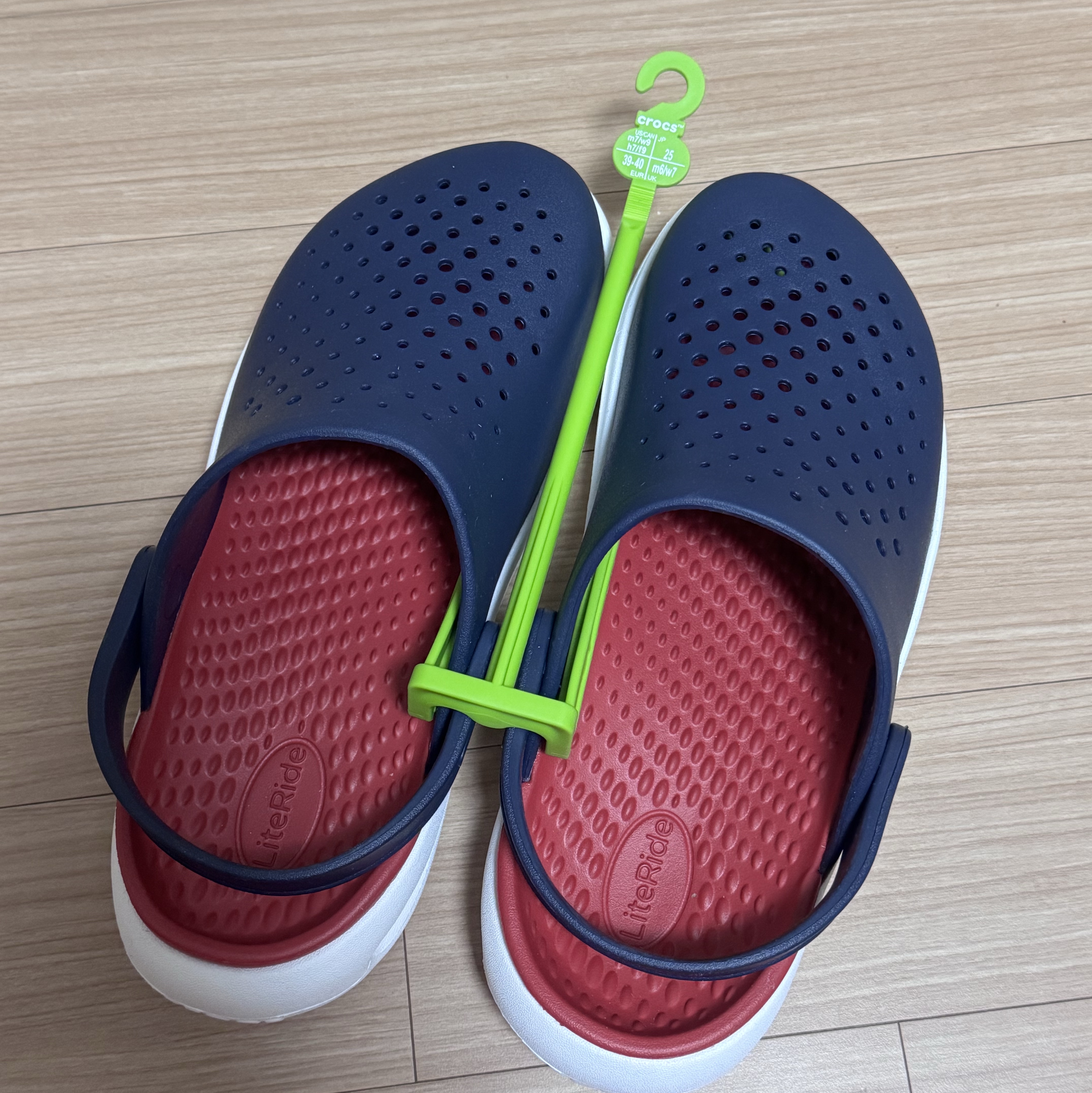Crocs Inmotion Clog Navy 착용 스타일