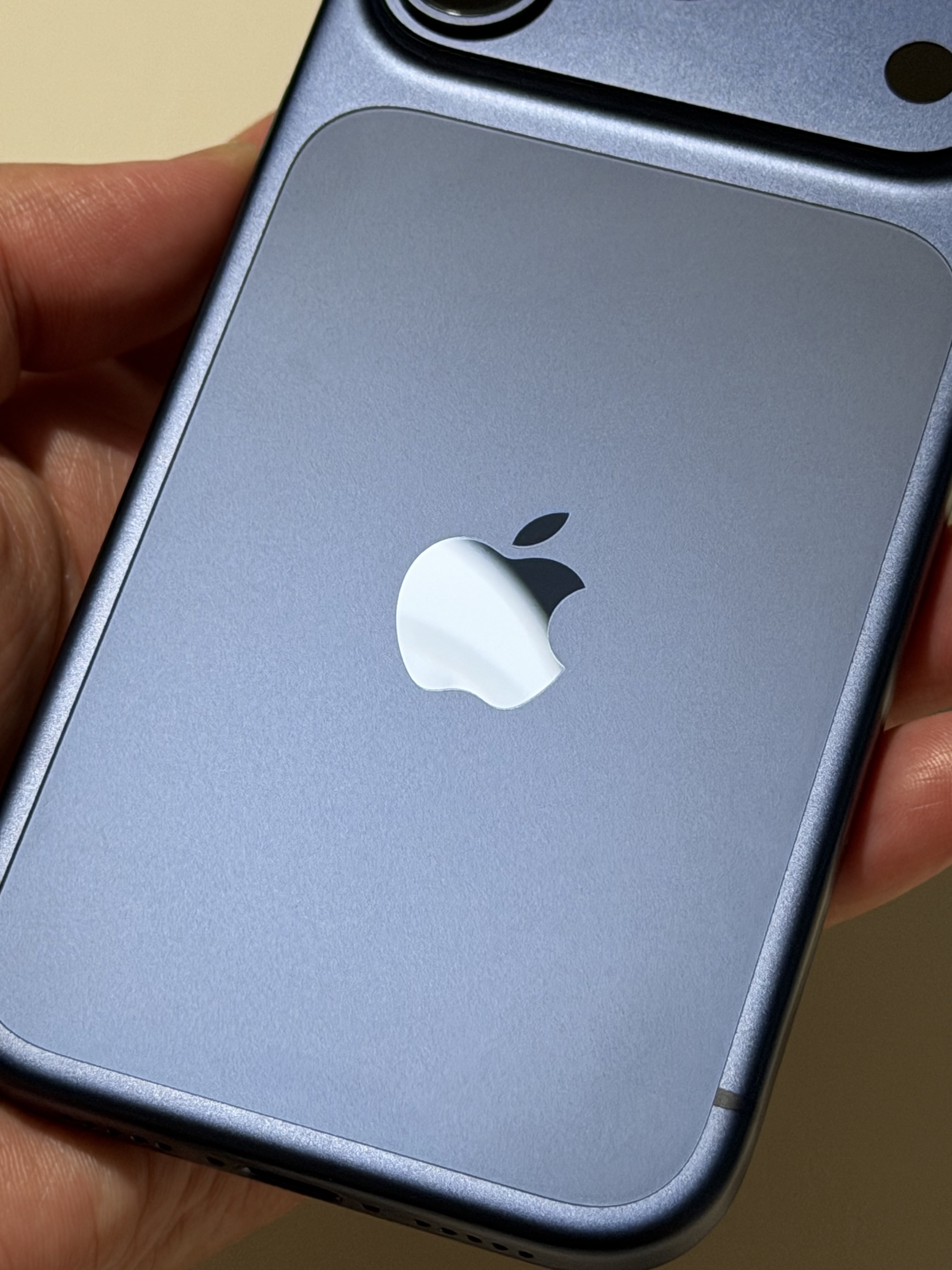 Apple iPhone 17 Pro 1TB Silver, Apple iPhone 17 Pro 512GB Deep Blue 착용 스타일 - 7