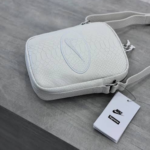 Supreme x Nike Leather Shoulder Bag Snakeskin - 25SS 착용 스타일