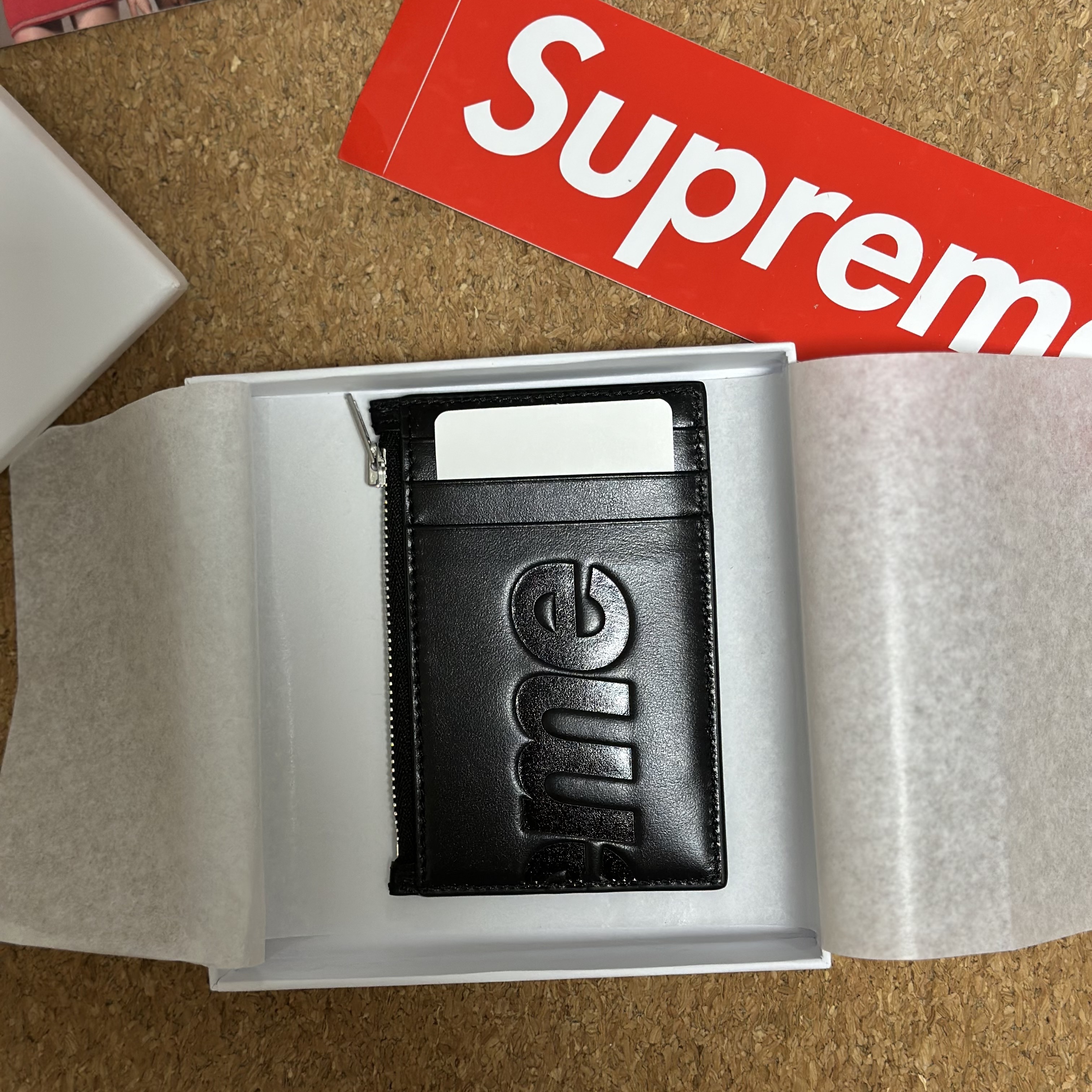 Supreme Leather Zip Card Holder Black 착용 스타일