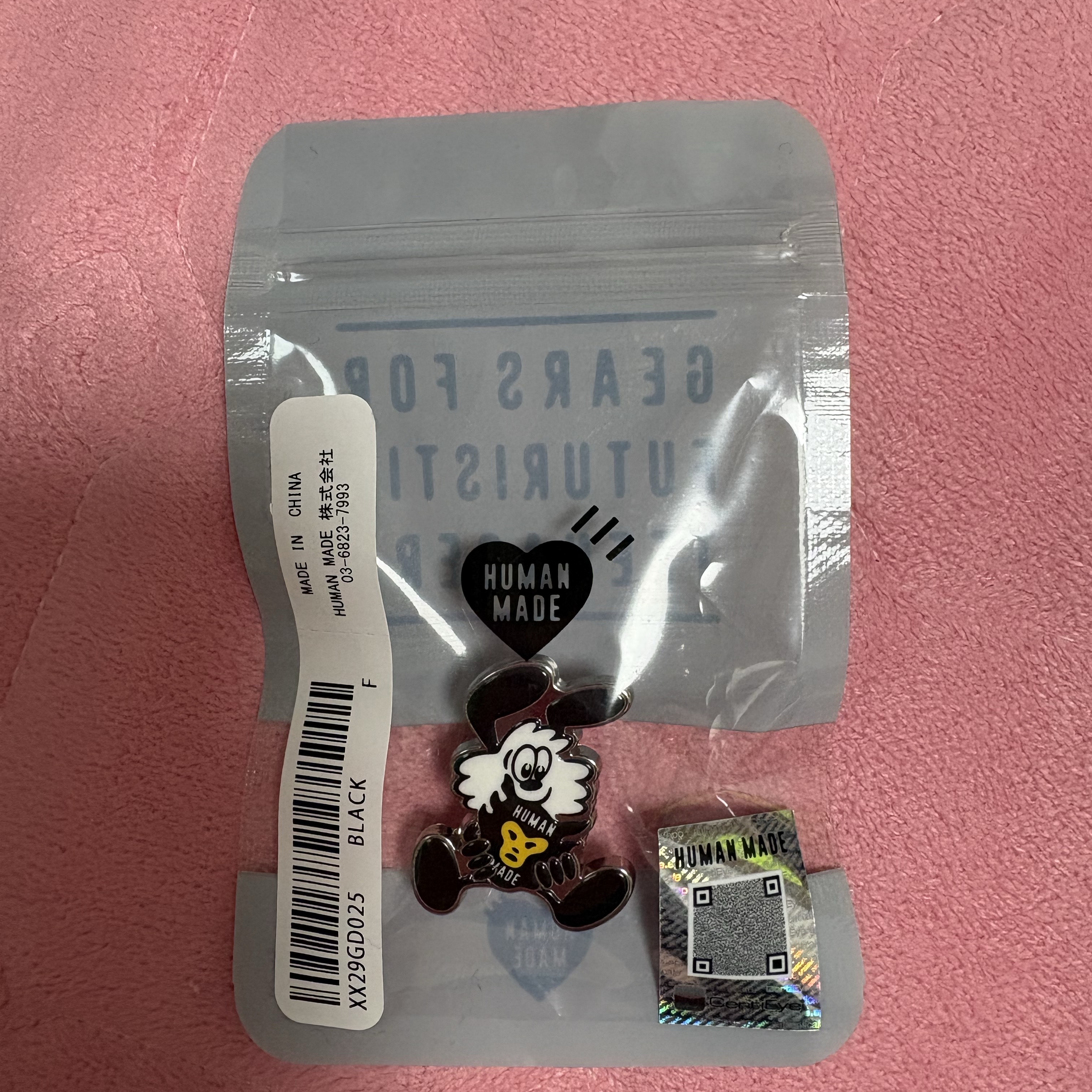 Human Made x Verdy Pins Black, Human Made x Verdy Pins Pink (Set of 2) - Seoul Store Exclusive 착용 스타일 - 1