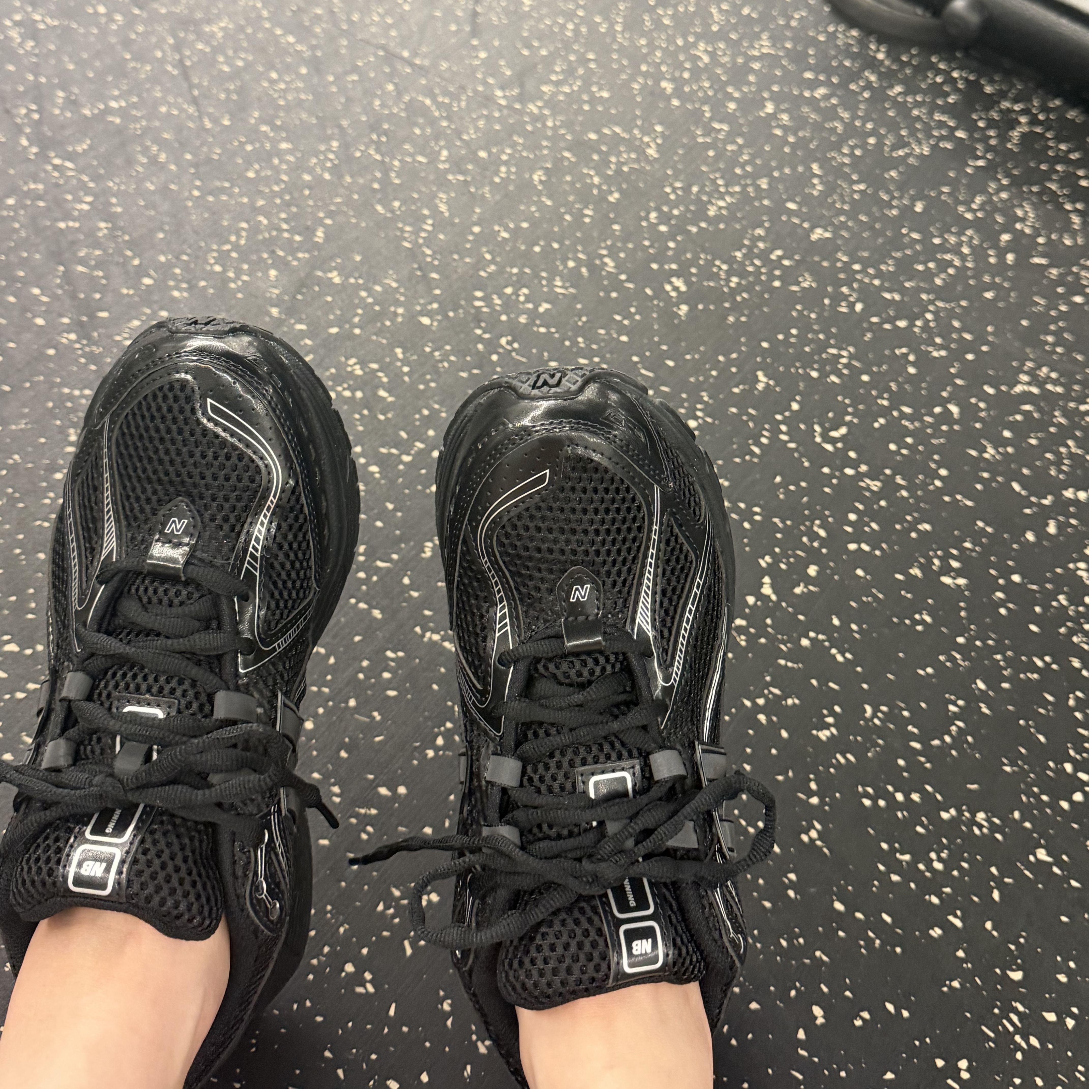 New Balance 1906R Black Silver Metallic 착용 스타일