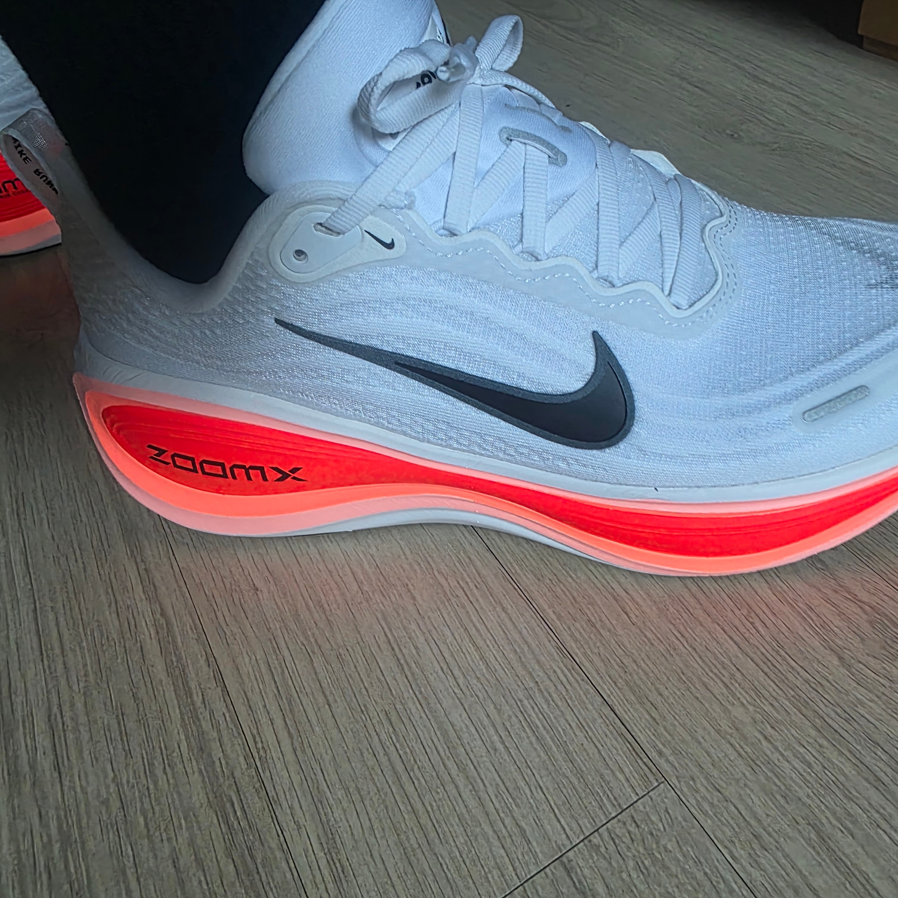 Nike Zoom Vomero Plus White Bright Crimson 착용 스타일 - 1