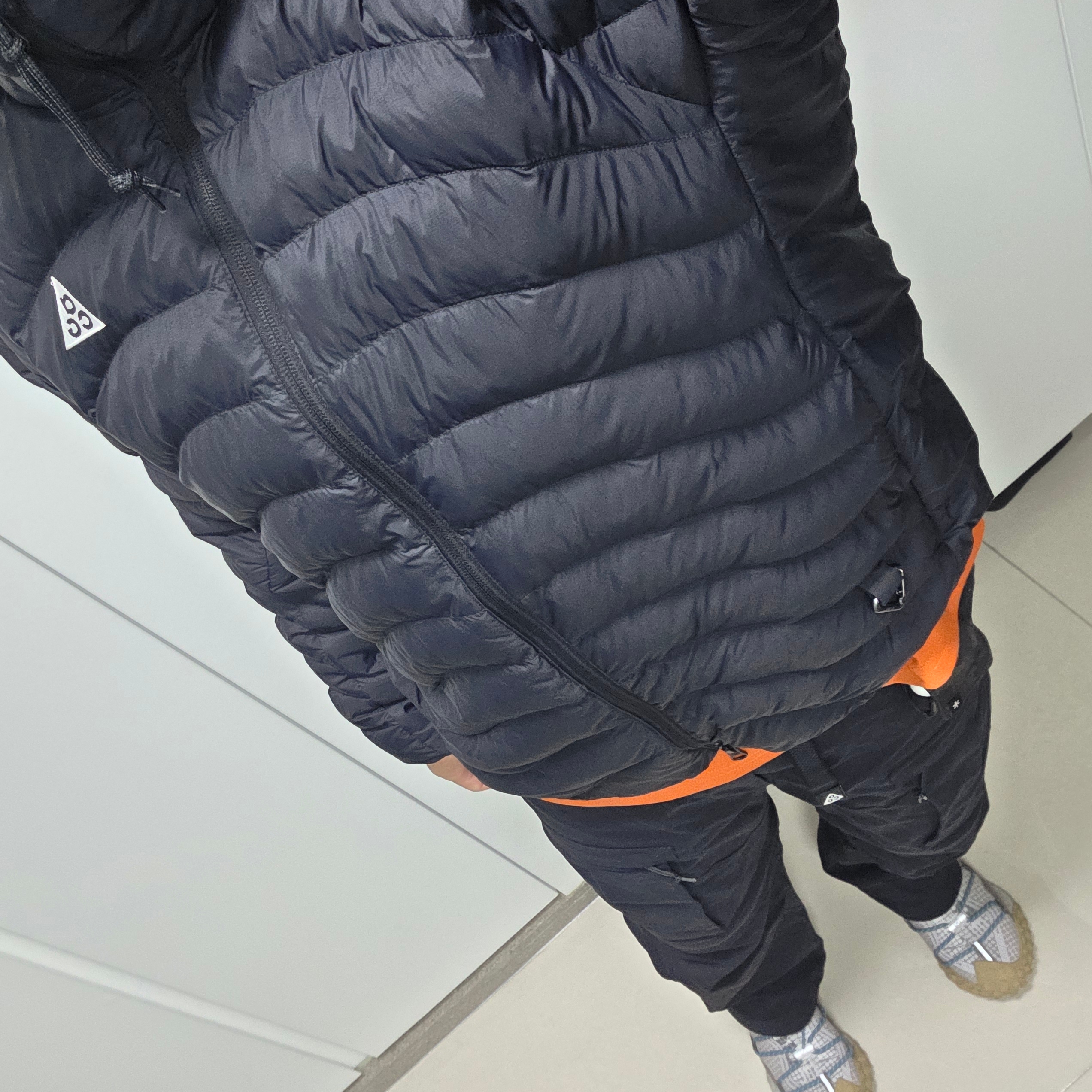 Nike ACG Lungs Long Sleeve T-Shirt Campfire Orange Summit White - Asia, Nike ACG Smith Summit Cargo Pants Black Anthracite - Asia 착용 스타일 - 2