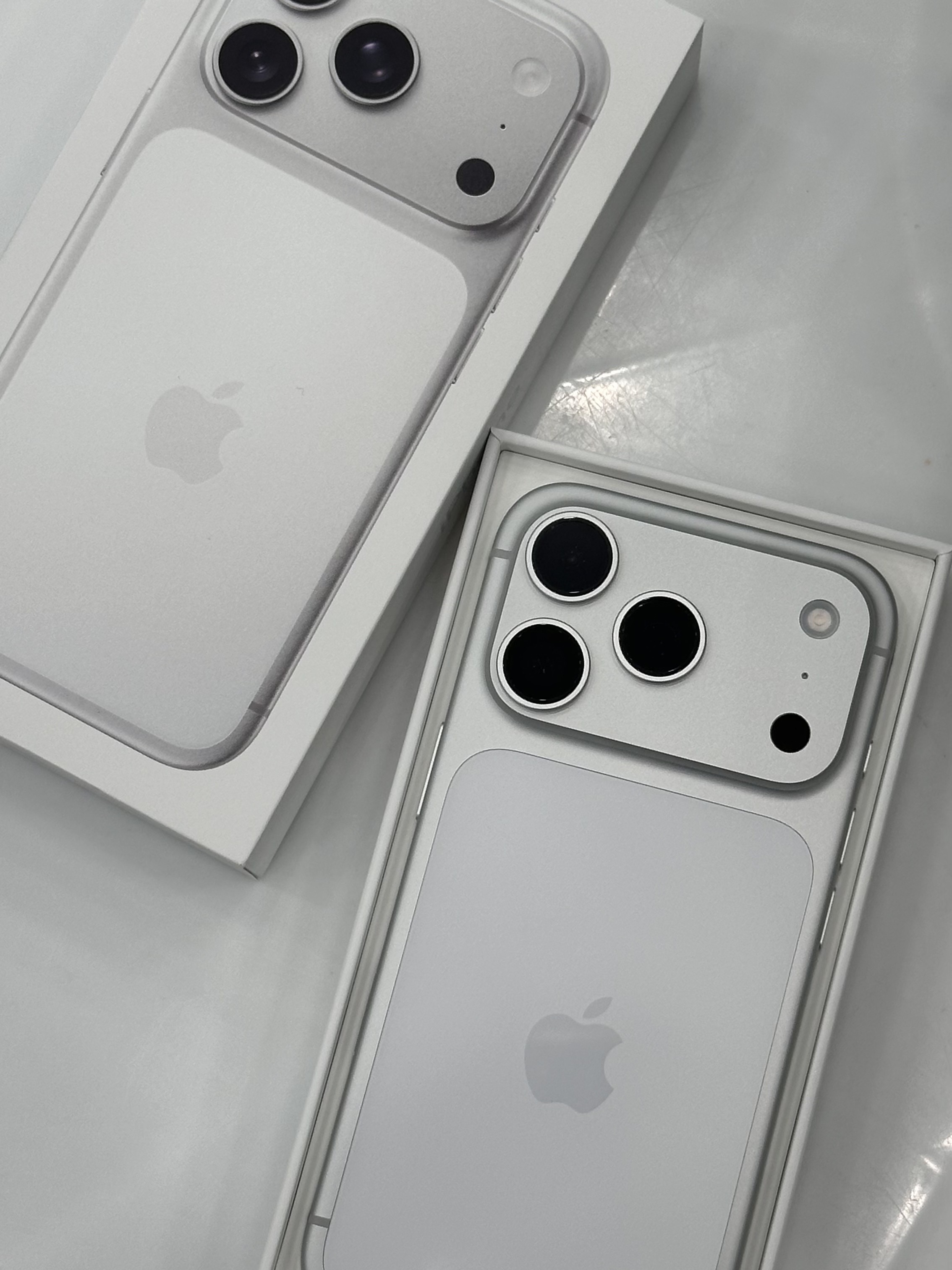 Apple iPhone 17 Pro 256GB Silver 착용 스타일