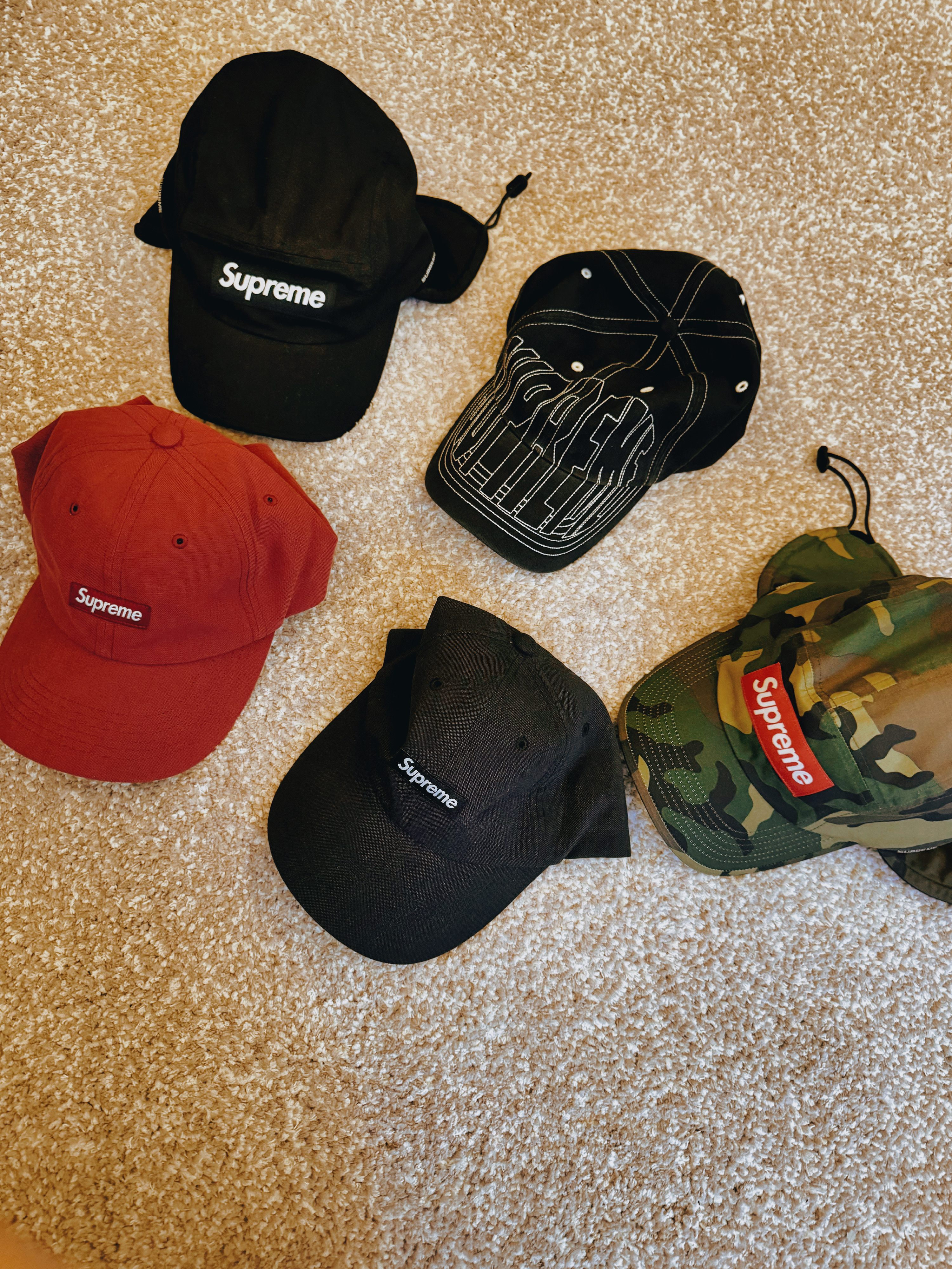 Supreme Packable Earflap Camp Cap Woodland Camo - 22FW, Supreme Packable Earflap Camp Cap Black - 22FW 착용 스타일