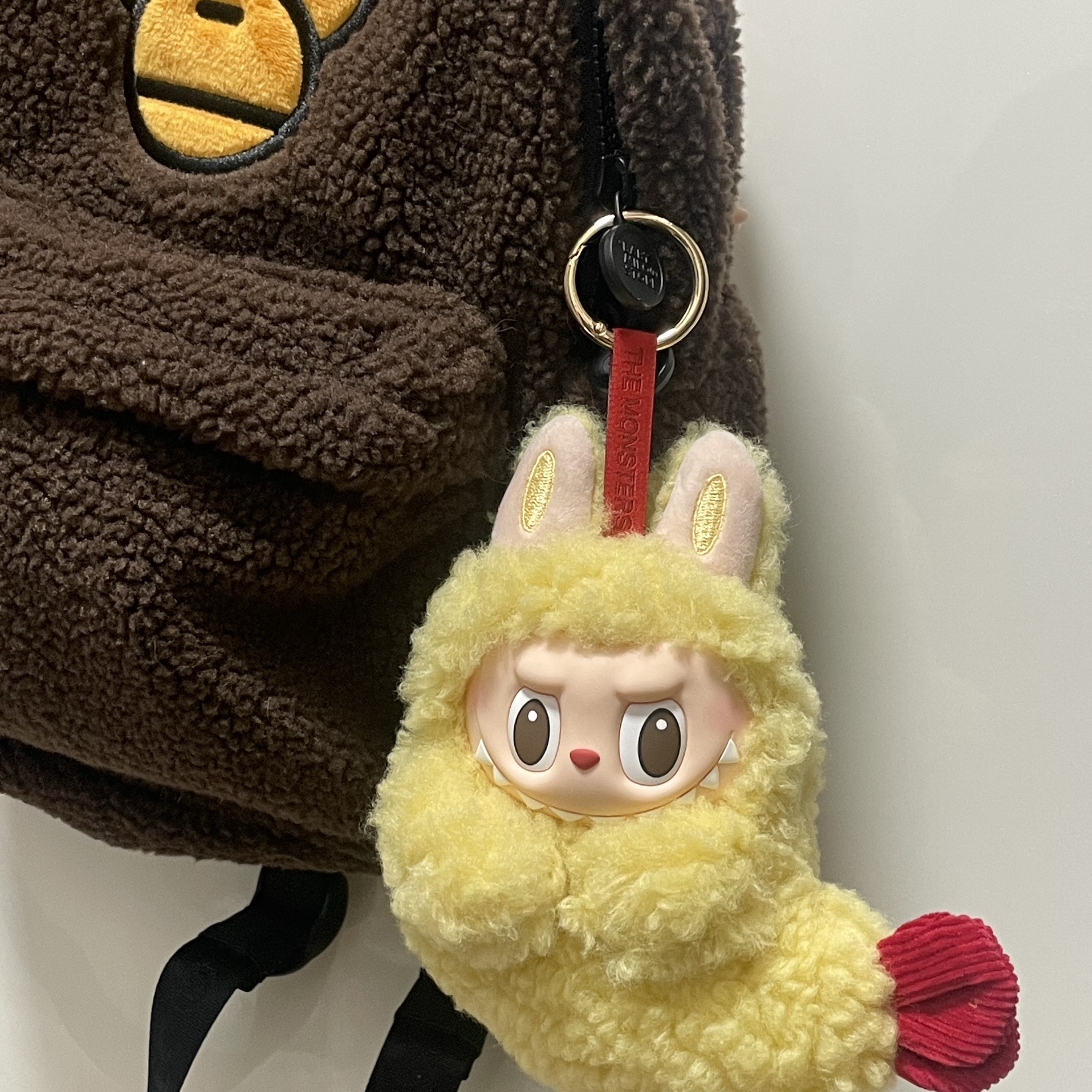Pop Mart Labubu The Monsters Wacky Mart Series Earphone Case 착용 스타일