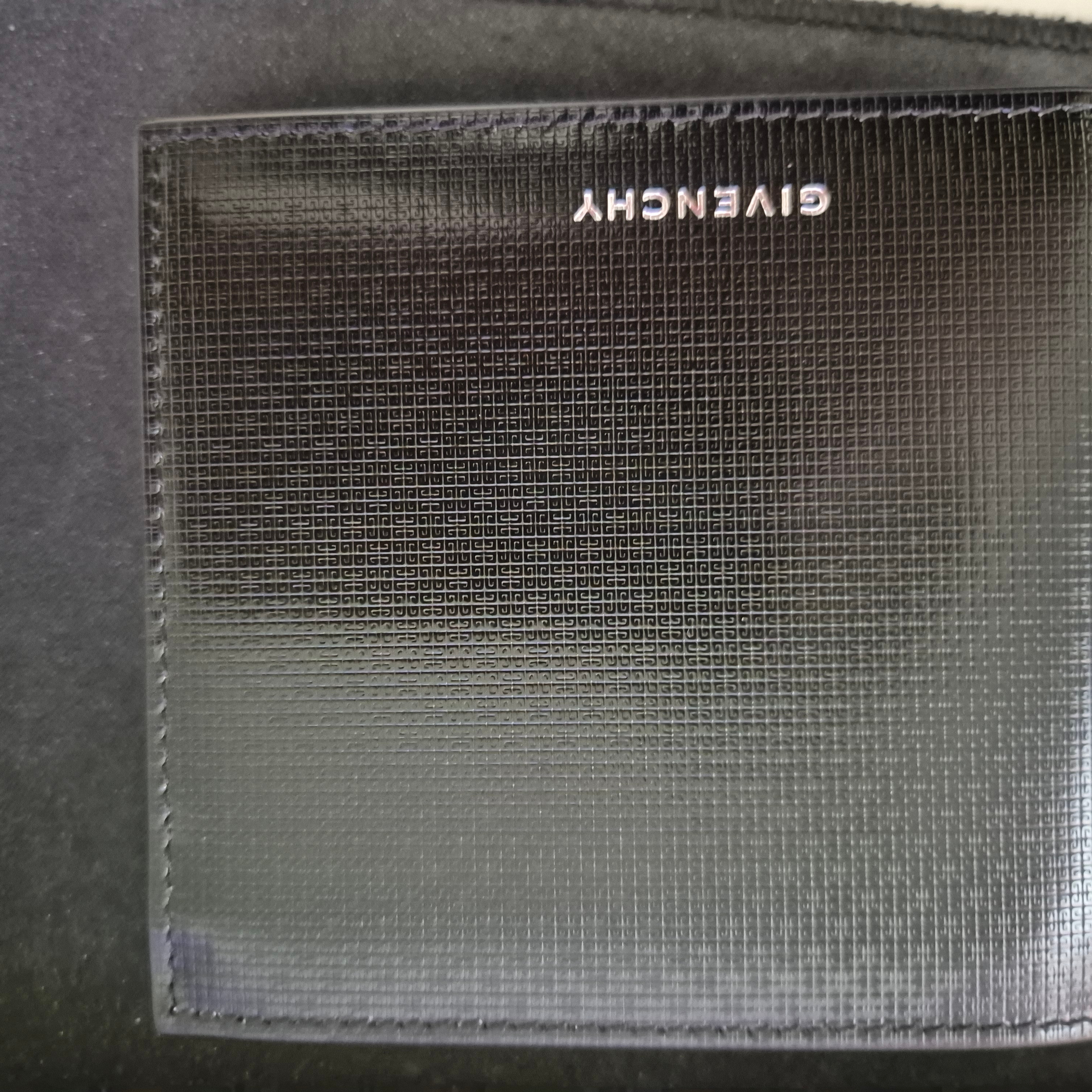 Givenchy Wallet in 4G Classic Leather Black 착용 스타일