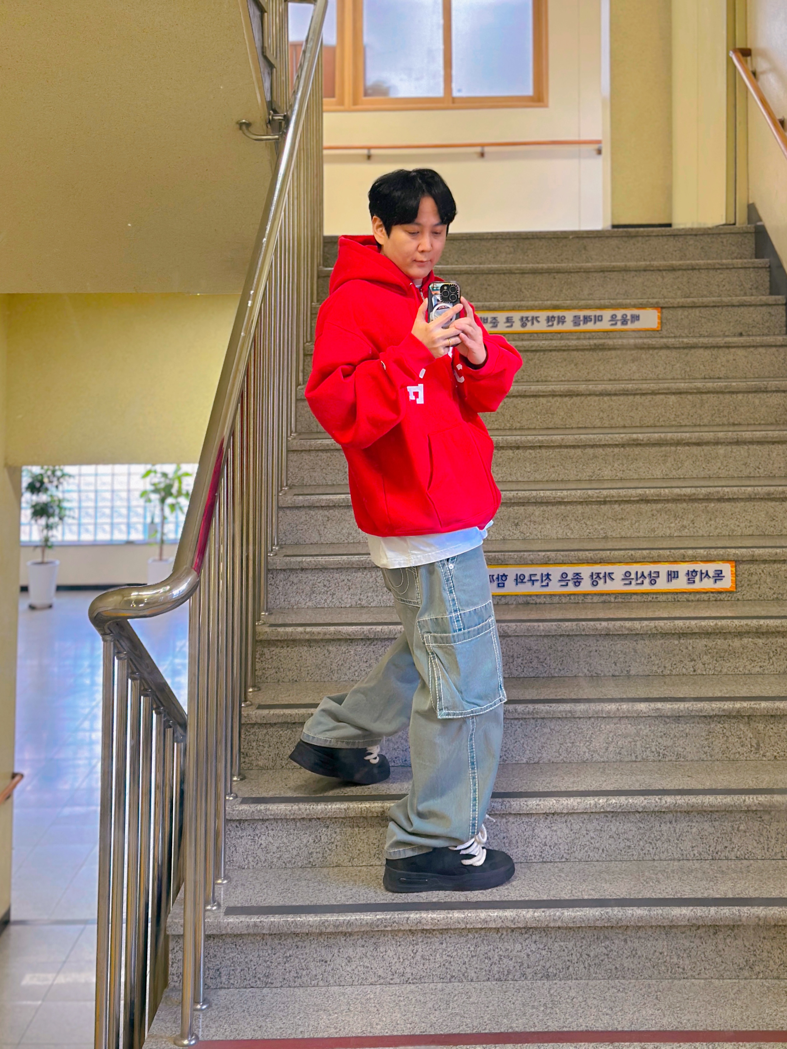Supreme x Champion Zip Up Hooded Sweatshirt Red - 24SS, True Religion Classic Cargo Pants Light Indigo 착용 스타일 - 1