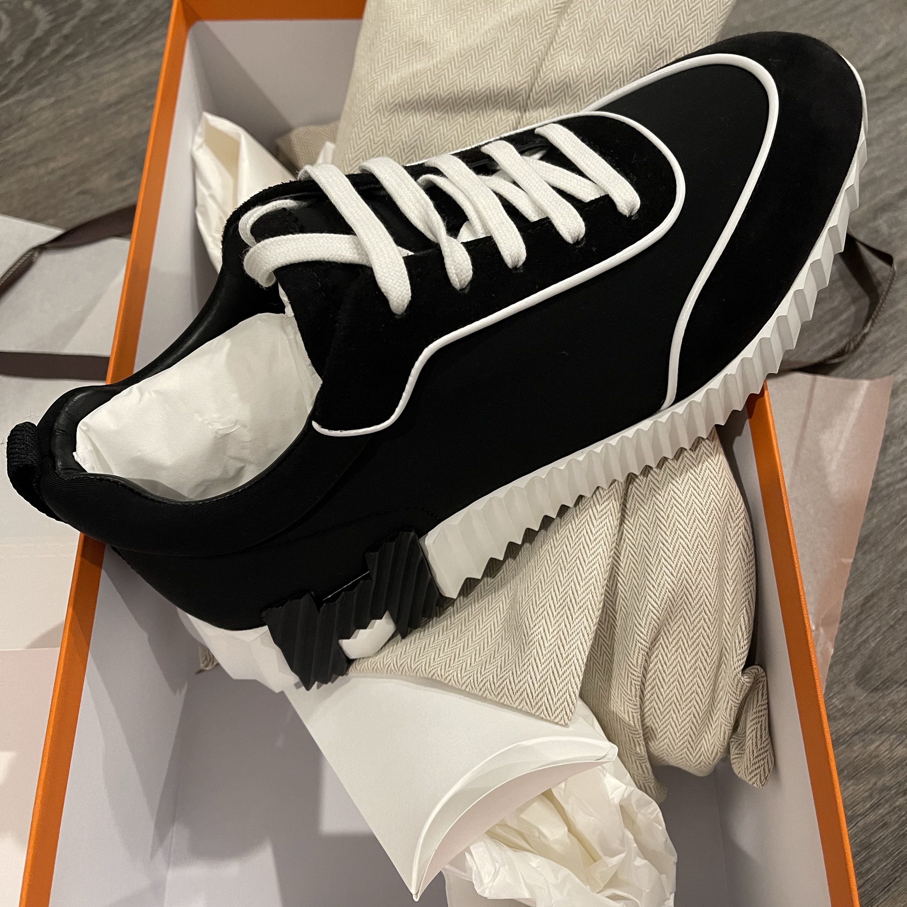 Hermes Bouncing Sneakers Technical Jersey Goatskin & Noir Blanc 착용 스타일 - 3