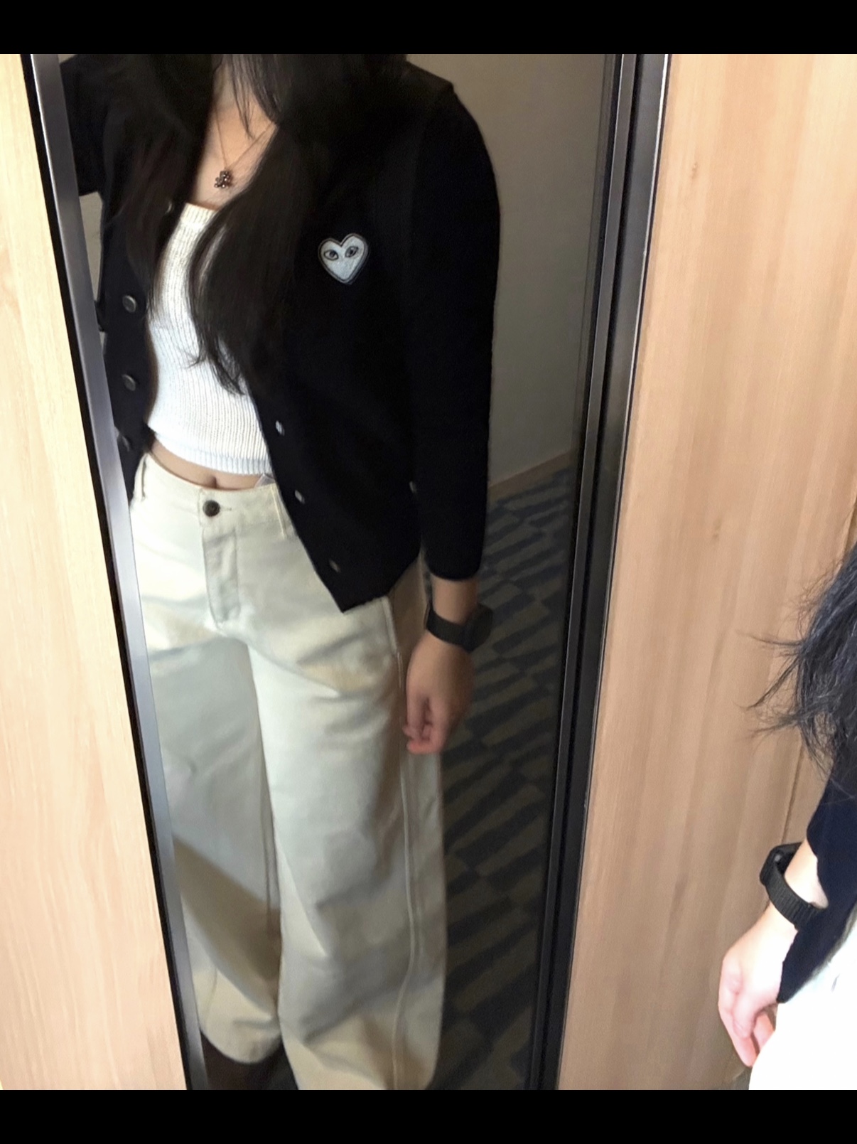 Play Comme des Garcons White Heart Knit Cardigan Navy 착용 스타일