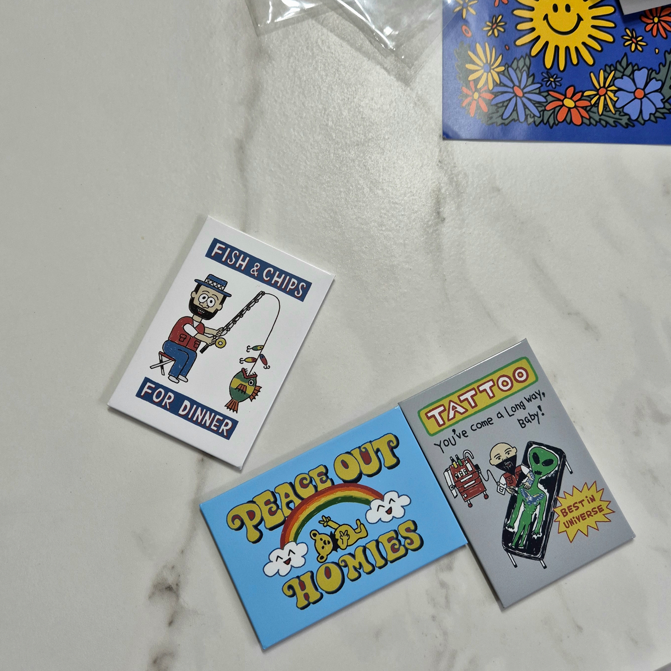 Bigwave Collective Best In Universe Tattoo Magnet, Bigwave Collective Peace Out Homies Magnet 착용 스타일 - 1