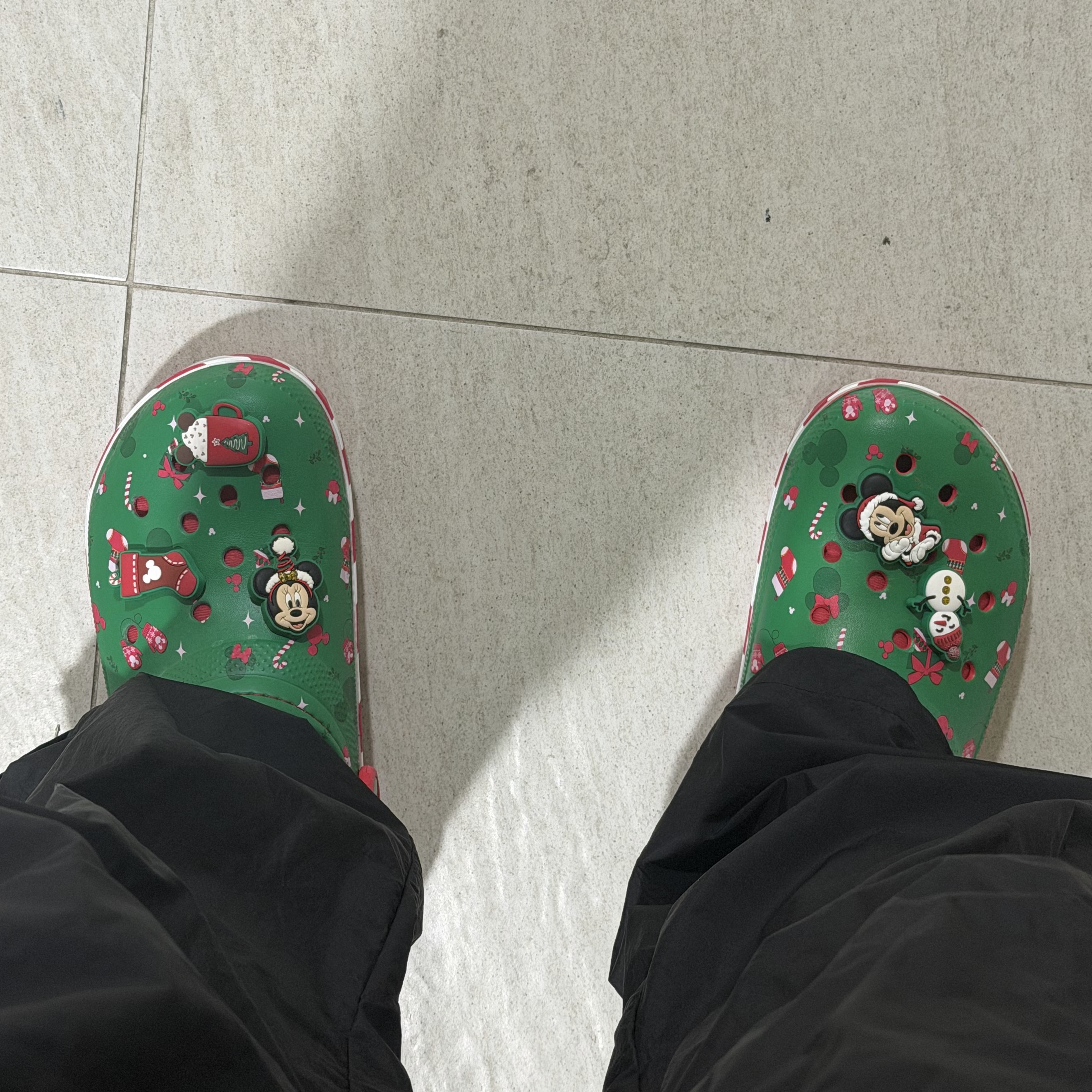 Crocs x Disney Mickey Mouse Classic Lined Clog Multi 착용 스타일