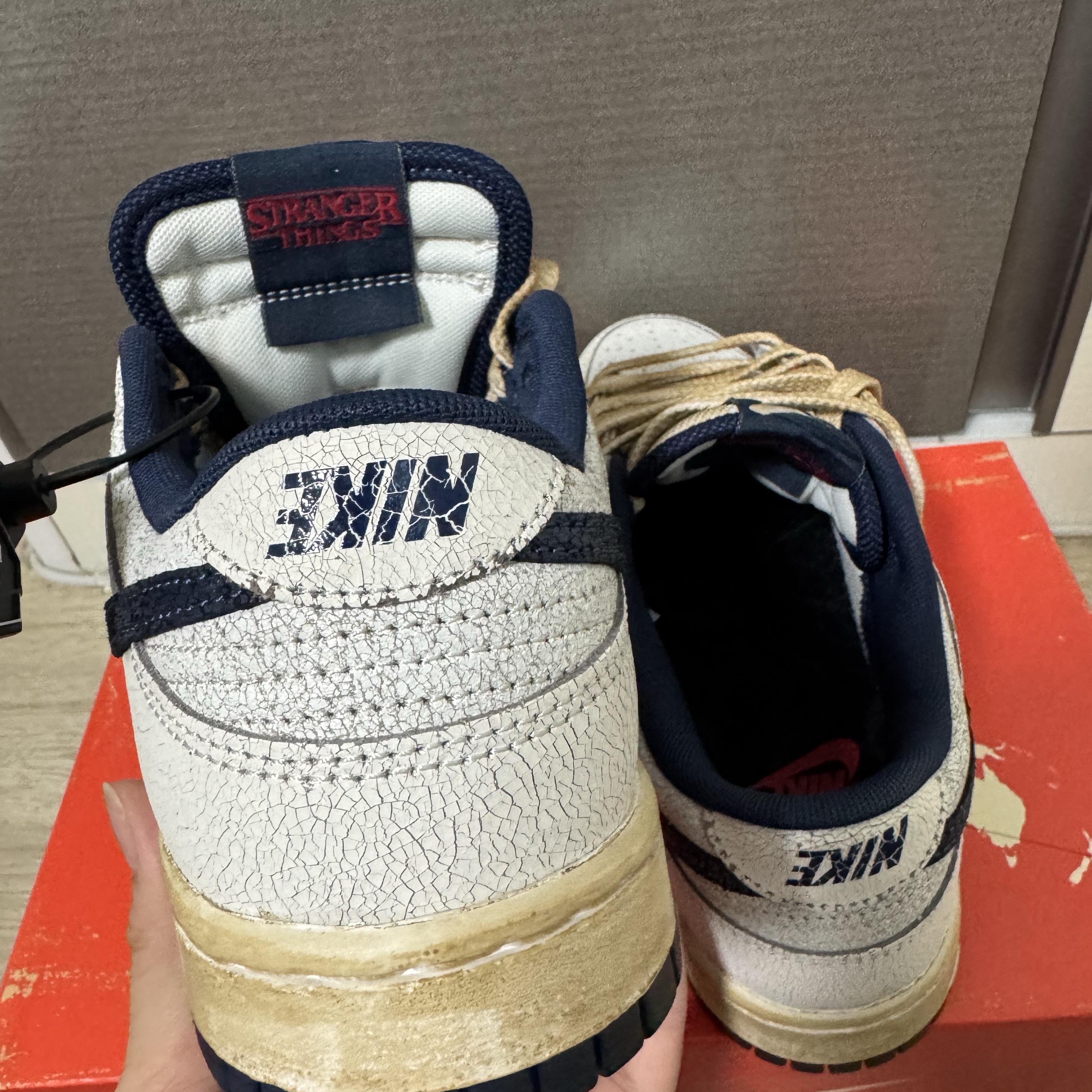Nike x Stranger Things Dunk Low Phantom and Midnight Navy 착용 스타일 - 3