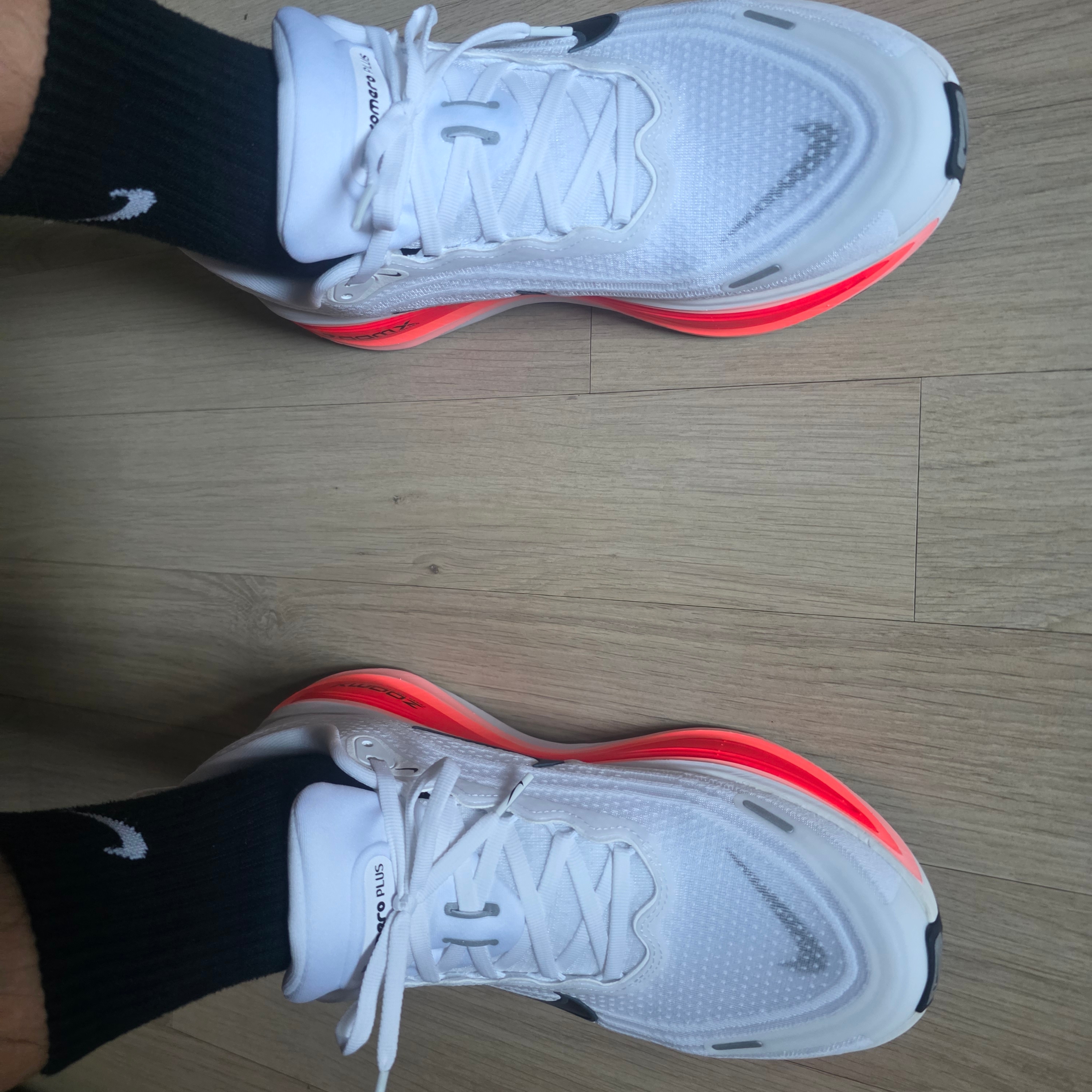 Nike Zoom Vomero Plus White Bright Crimson 착용 스타일 - 2