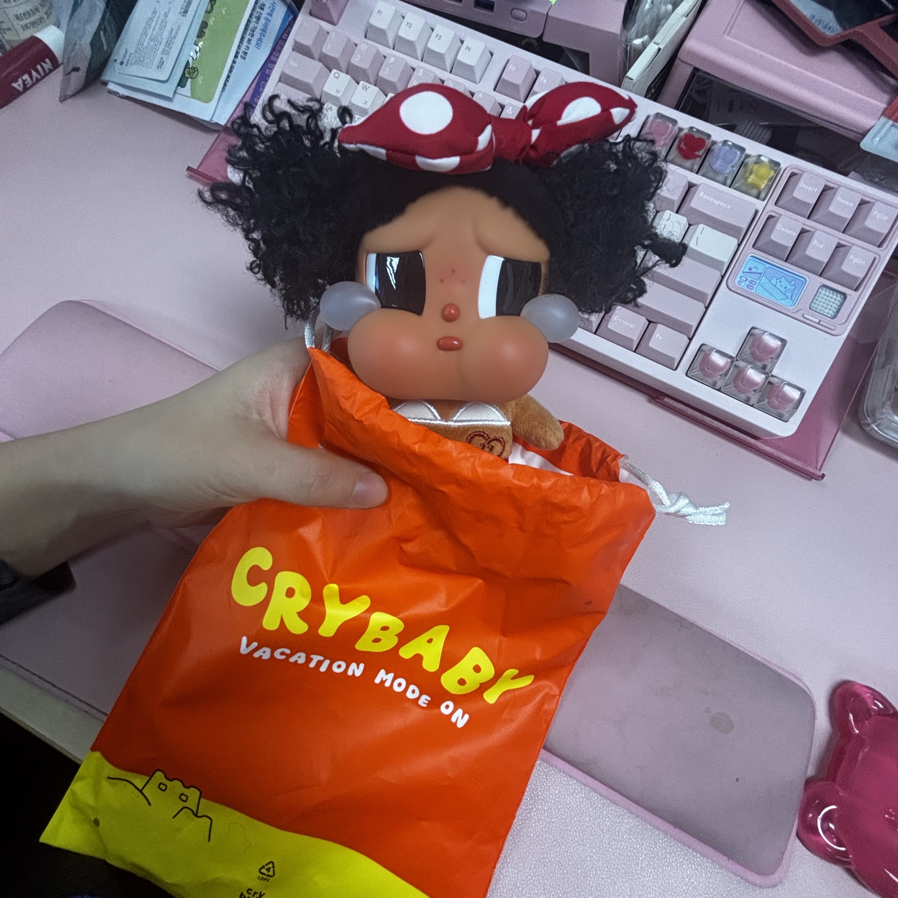 Pop Mart Crybaby Vacation Mode On Series Vinyl Plush Pendant My Summer Vibe (Opened Case) 착용 스타일