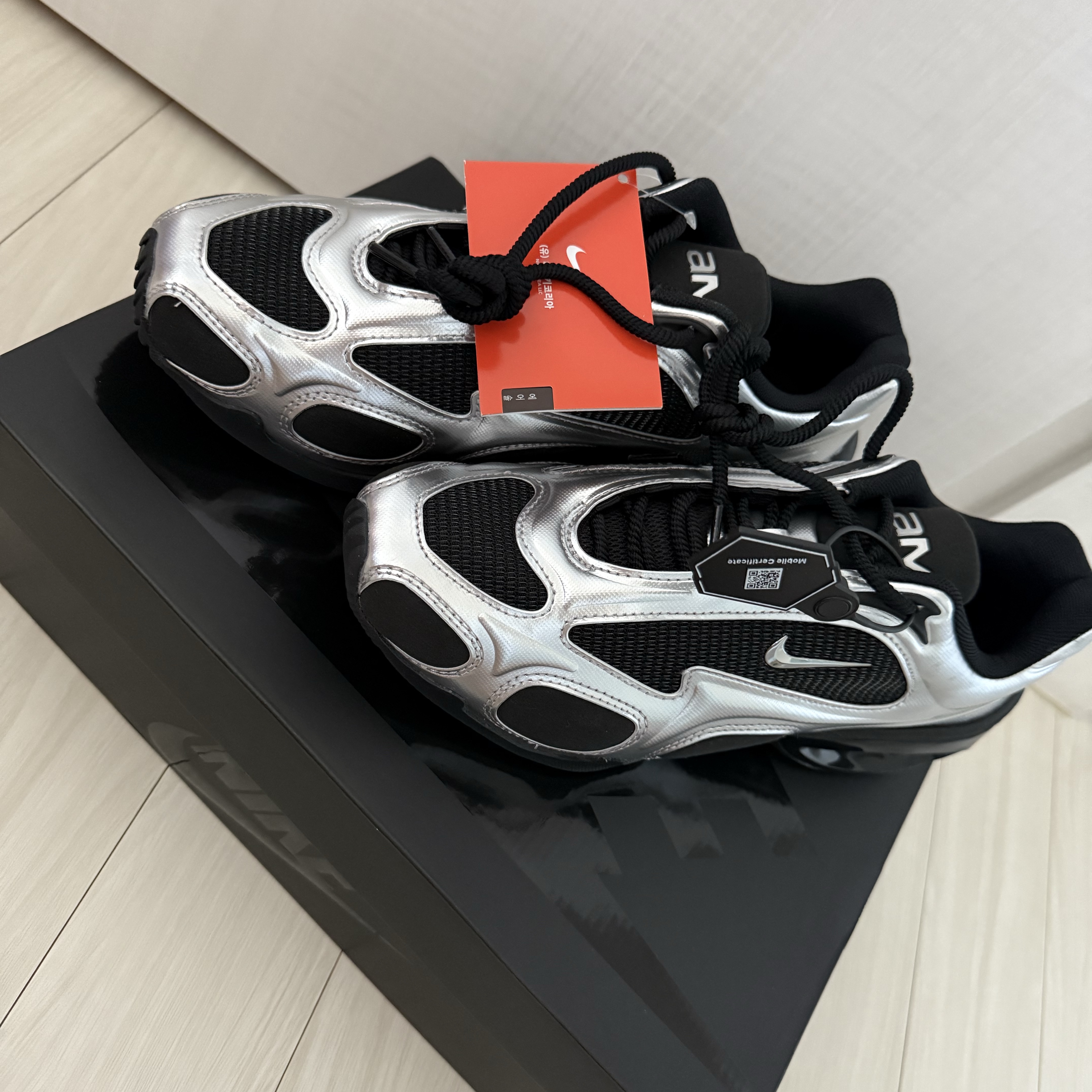(W) Nike Air Max Muse Black and Metallic Silver 착용 스타일