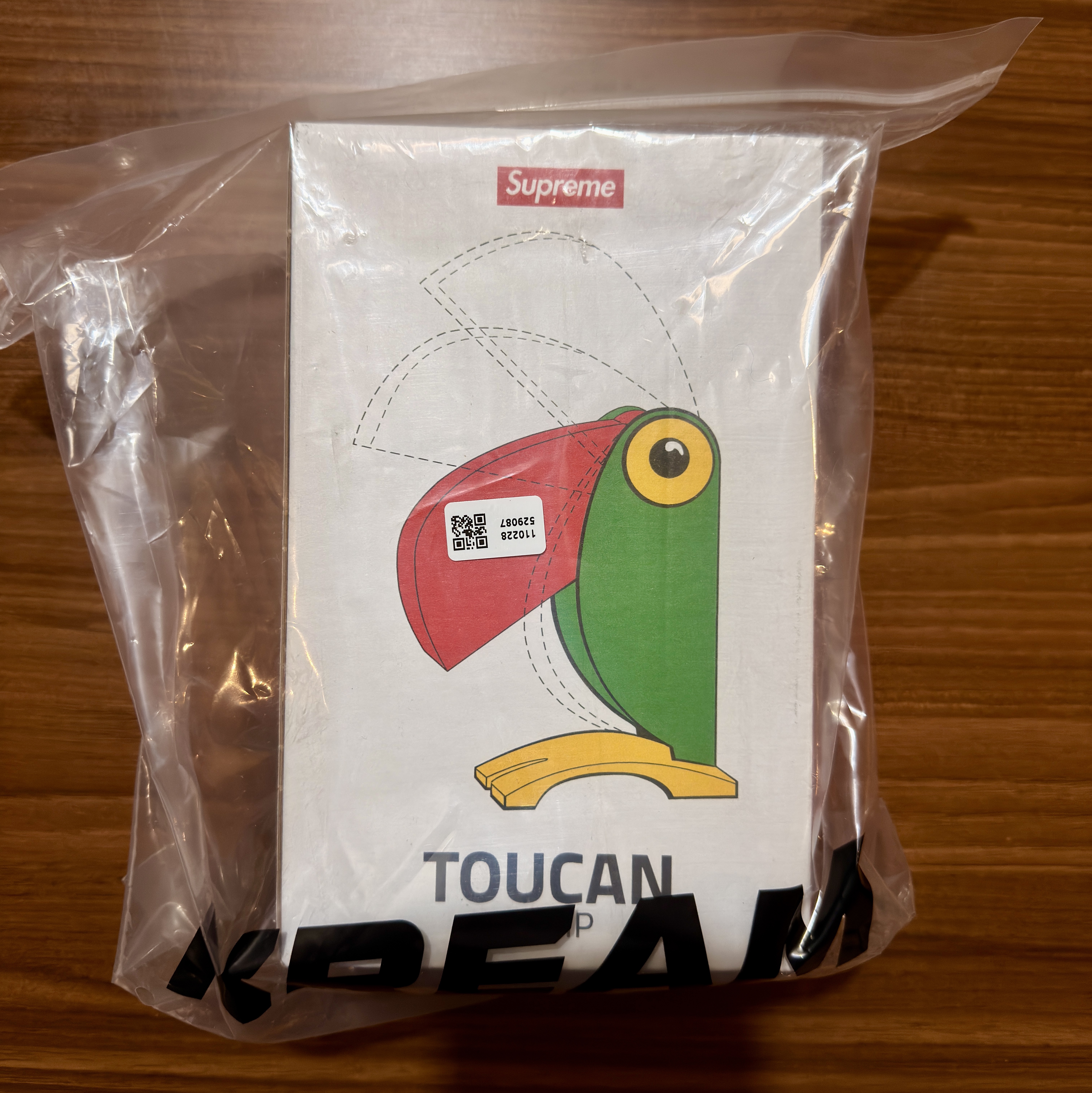 Supreme x Linea Zero Toucan Lamp Multicolor - 24SS 착용 스타일