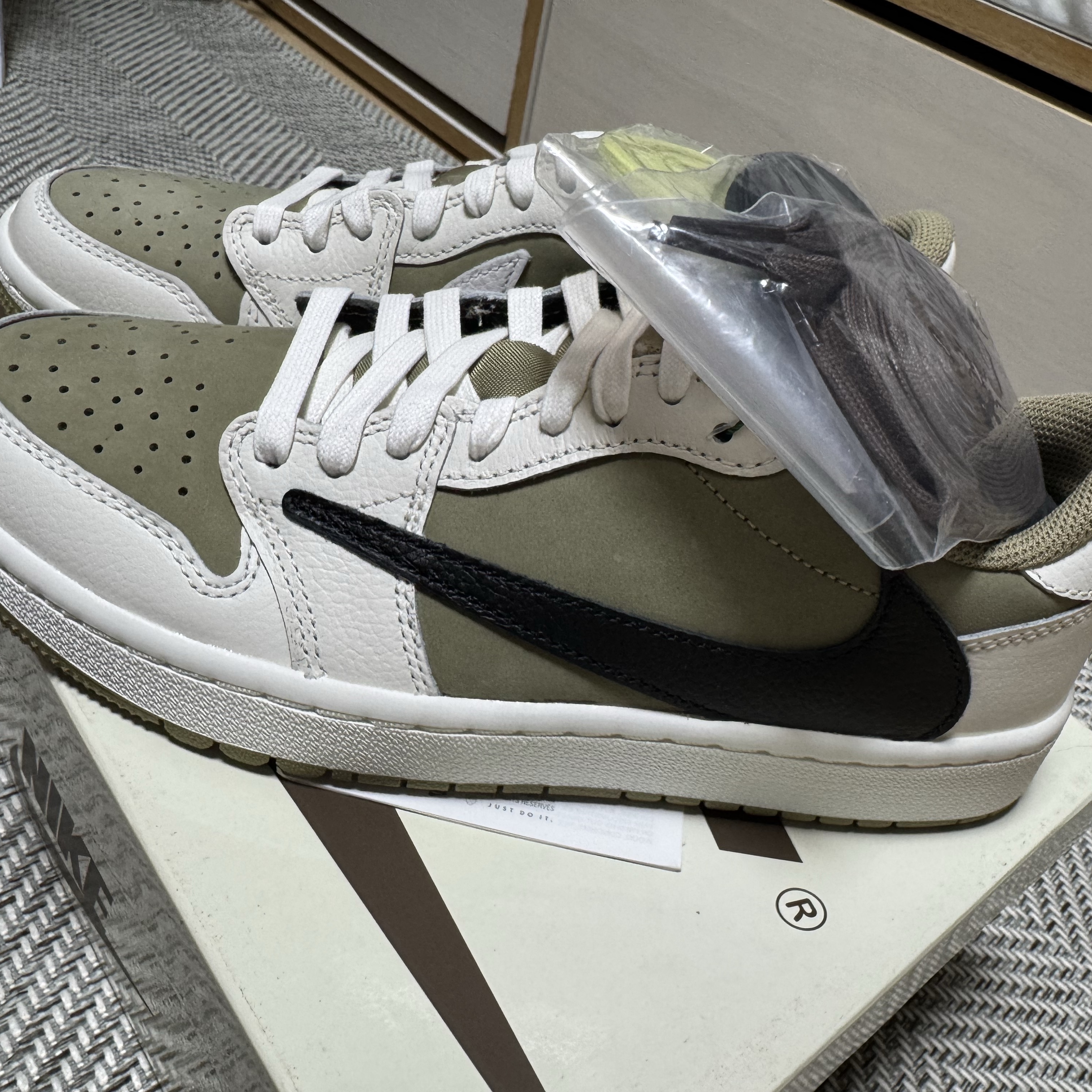 Jordan 1 x Travis Scott Retro Low Golf NRG Neutral Olive 착용 스타일 - 2