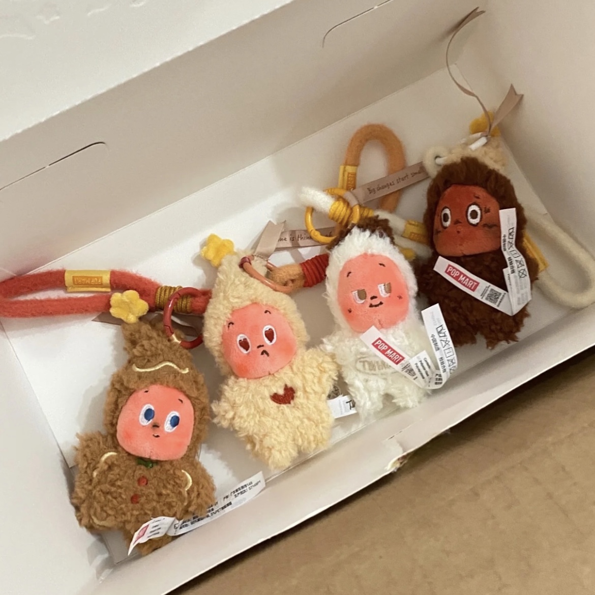 Pop Mart Twinkle Twinkle Savor the Moment Series-Fresh-Baked Mini Cookies Plush Pendant Coconut Crisp (Opened Case), Pop Mart Twinkle Twinkle Savor the Moment Series-Fresh-Baked Mini Cookies Plush Pendant Vanilla Crunch (Opened Case) 착용 스타일