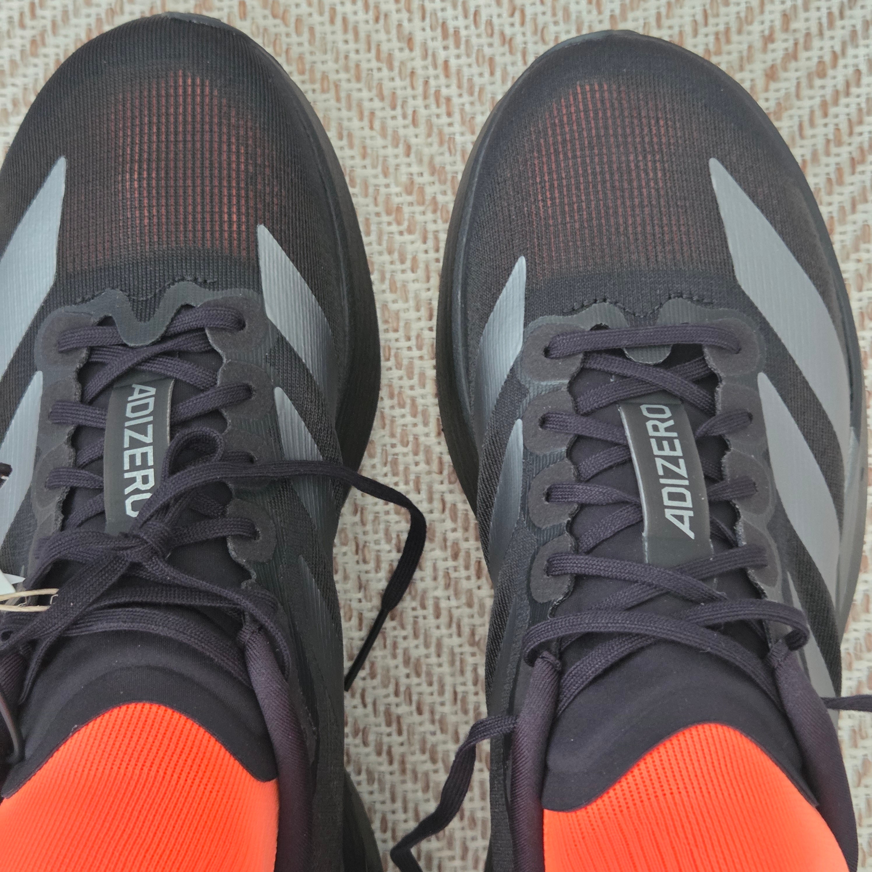 Adidas Adizero EVO SL Core Black Iron Metallic 착용 스타일 - 1