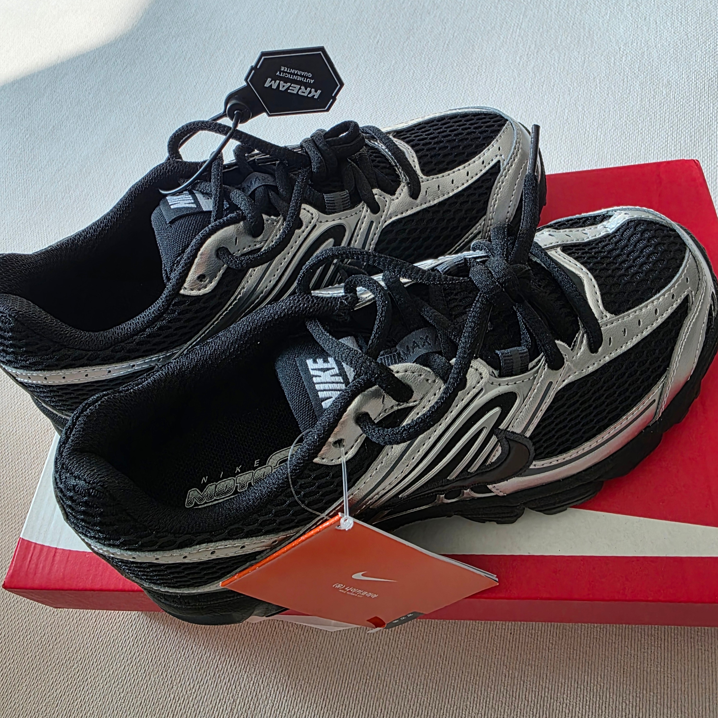 (W) Nike Air Max Moto 2K Black Metallic Silver 착용 스타일 - 2