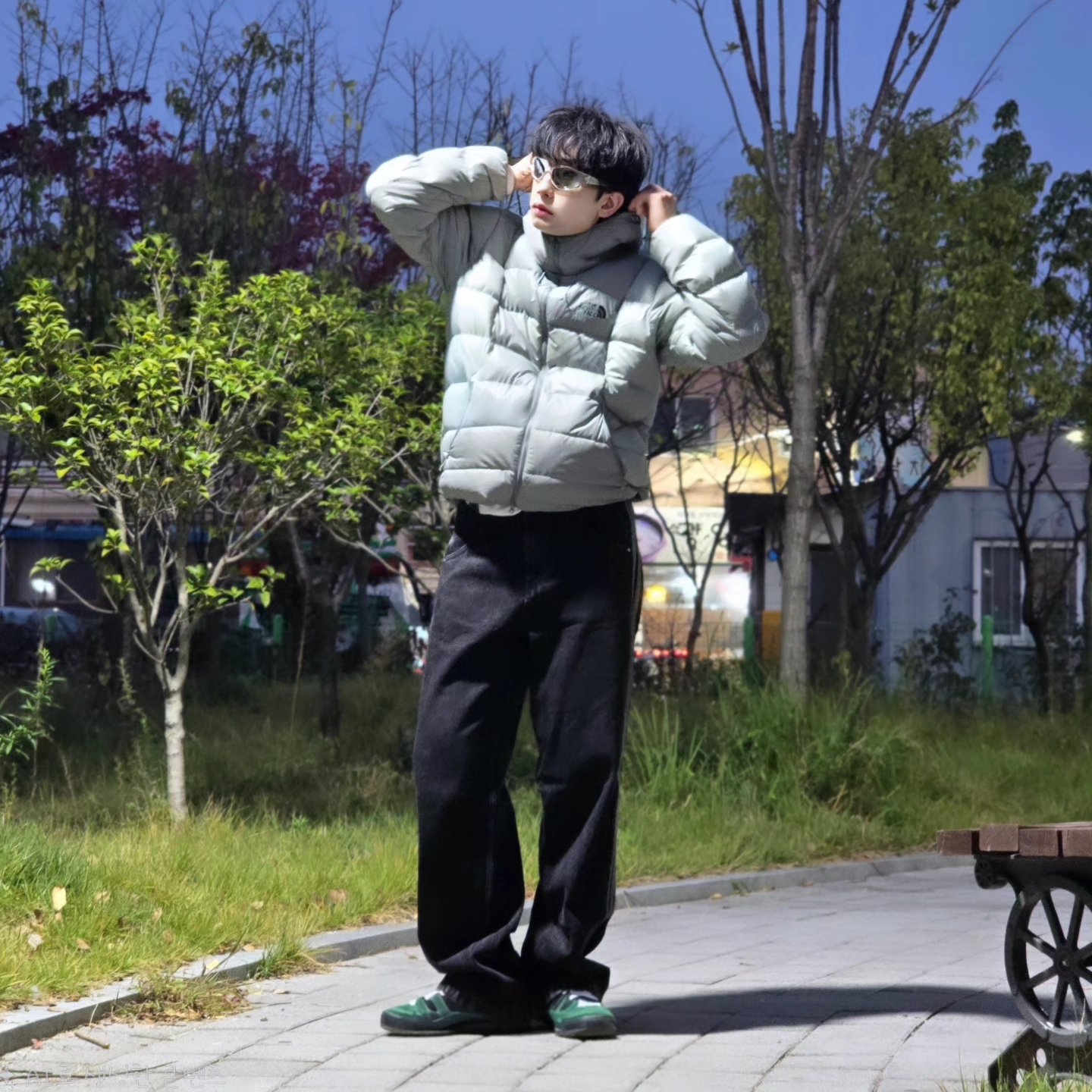 The North Face Ruta Down Jacket Light Khaki - 25SS, Adidas Adicolor Denim Firebird Pants True Black Denim - KR Sizing 착용 스타일 - 2