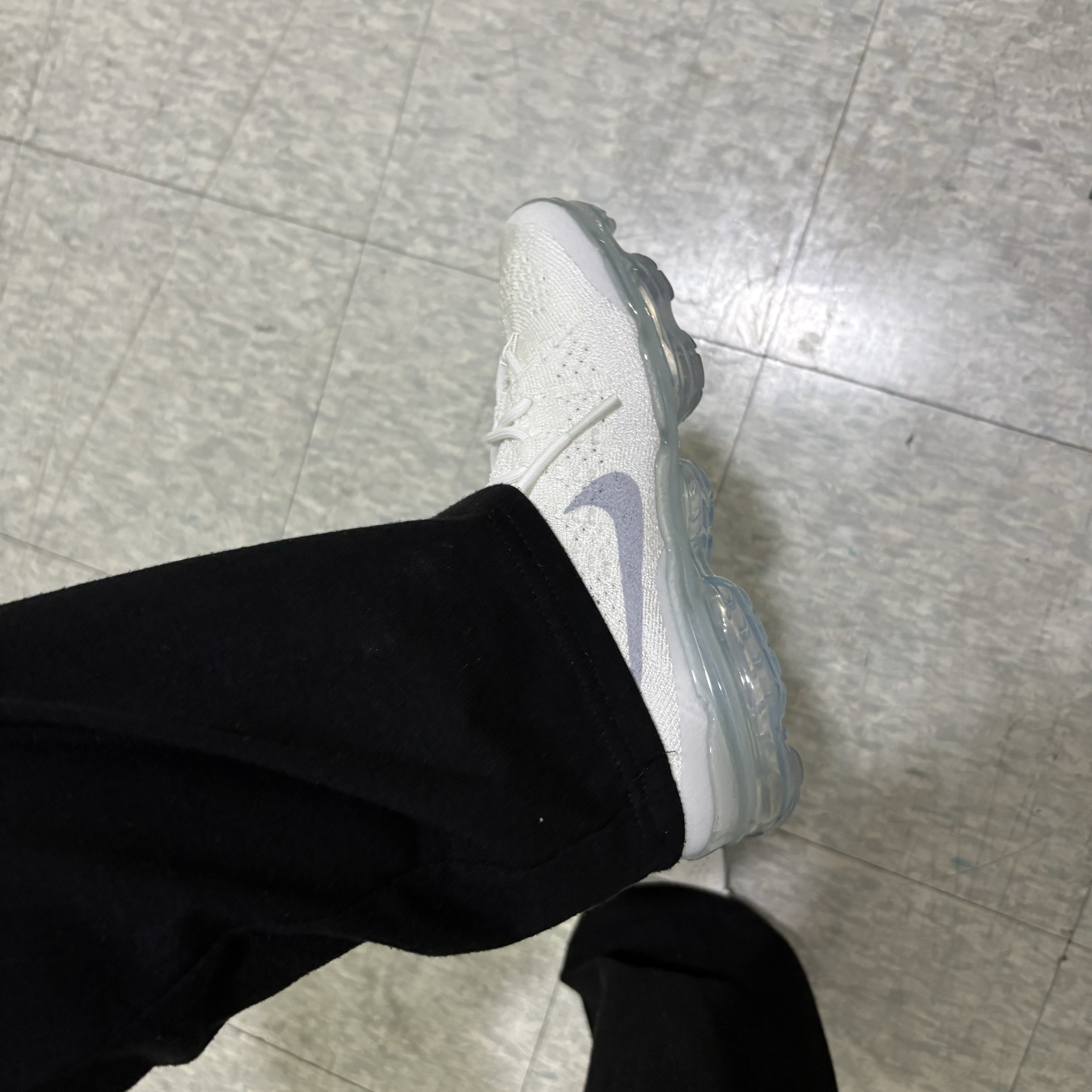 (W) Nike Air Vapormax 2023 Flyknit White 착용 스타일 - 4