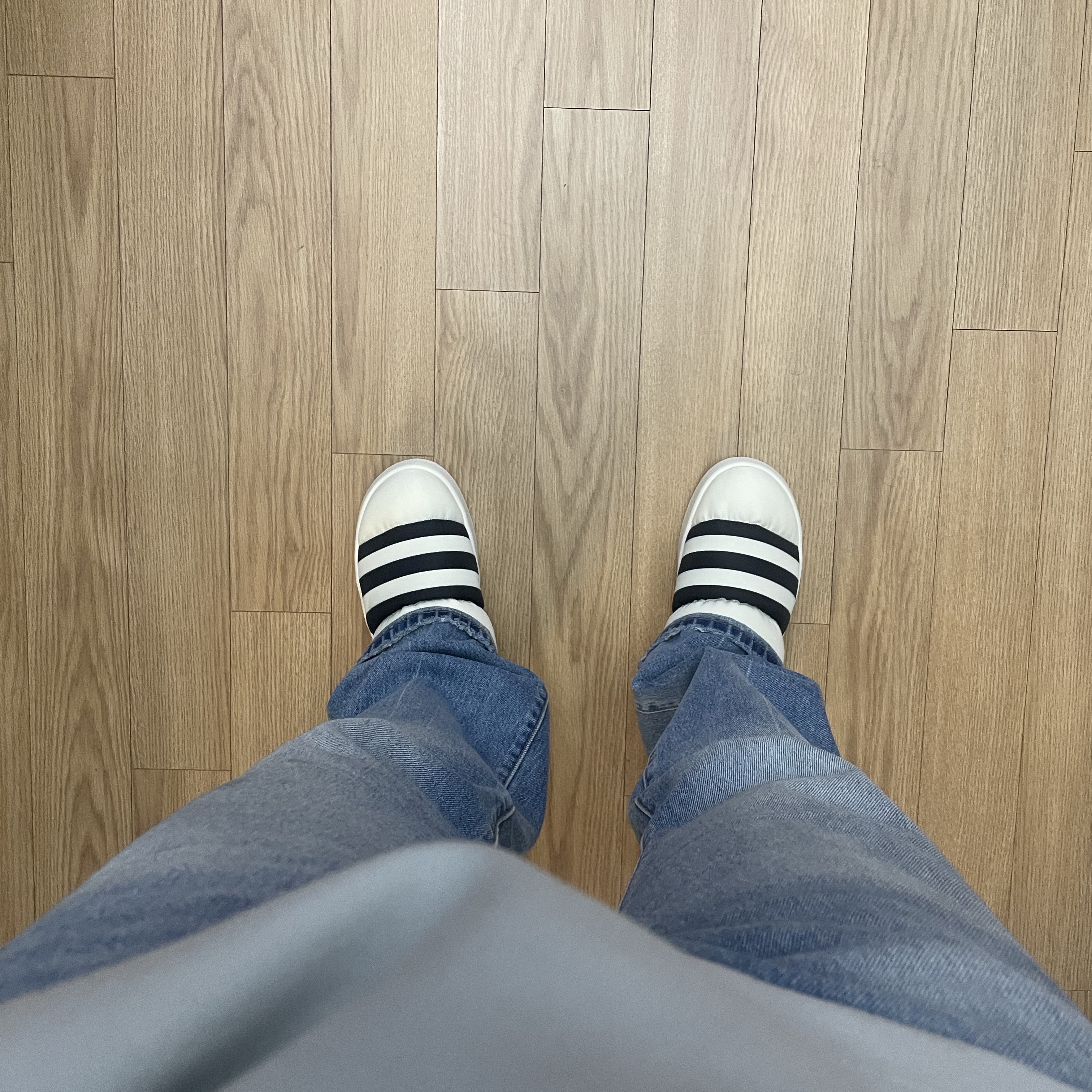 Adidas Puffylette Off White 착용 스타일
