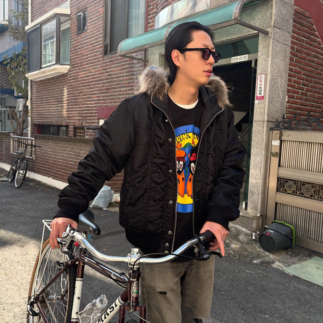 Thevinylhouse Fur Hooded MA-1 Jacket Black 착용 스타일