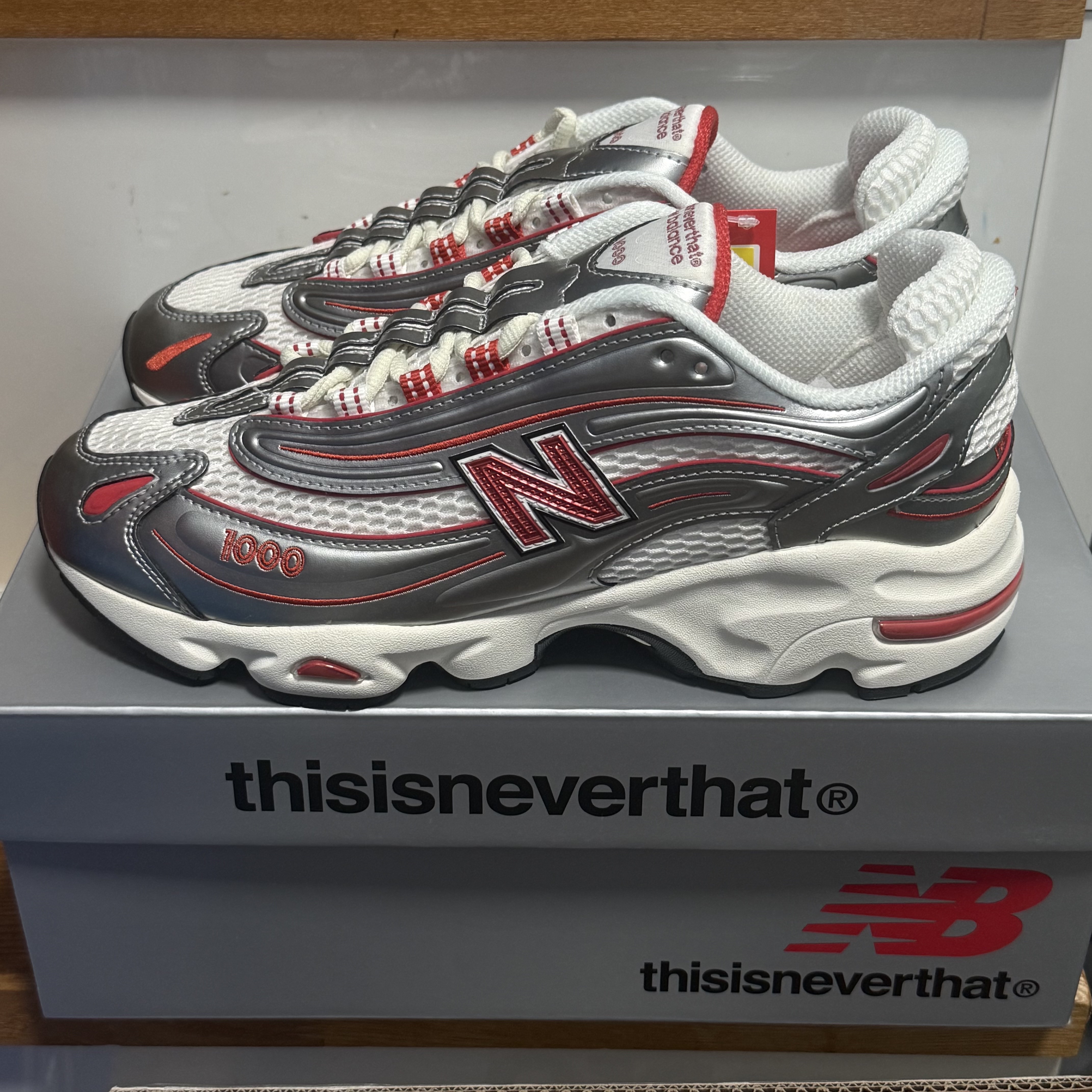New Balance x Thisisneverthat M1000 Metallic Silver Red 착용 스타일